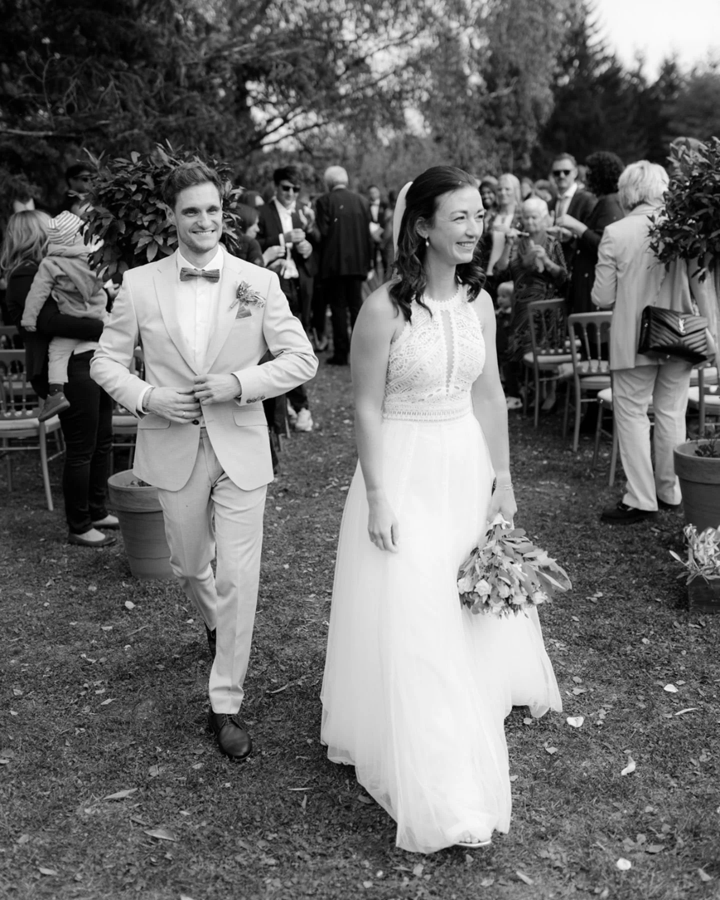 Ein paar Sekunden nach dem Auszug bei der Trauung beim @schlossgurhof , irgendwo zwischen allem, was gerade passiert.

Noch kein richtiges Innehalten, noch kein bewusster Moment &ndash; einfach dieses kurze Dazwischen, in dem man noch gar nicht reali