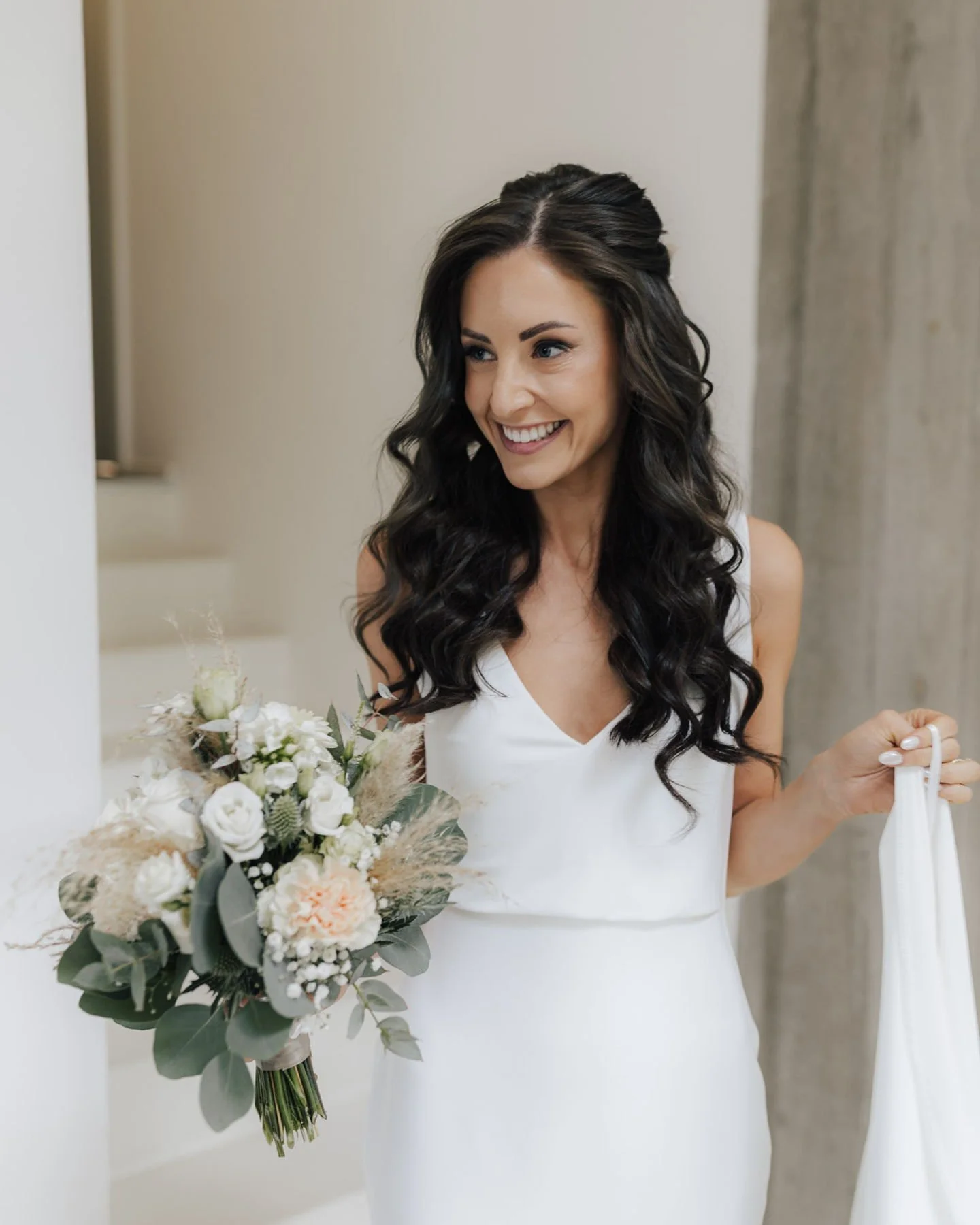 Zwischen zwei Programmpunkten passiert oft mehr, als man denkt.

Der Weg vom Getting Ready zum First Look, ein paar Schritte, ein kurzer Moment &ndash; genau dort entstehen diese Bilder ganz nebenbei.

Nicht geplant, nicht inszeniert. Aber genau das,