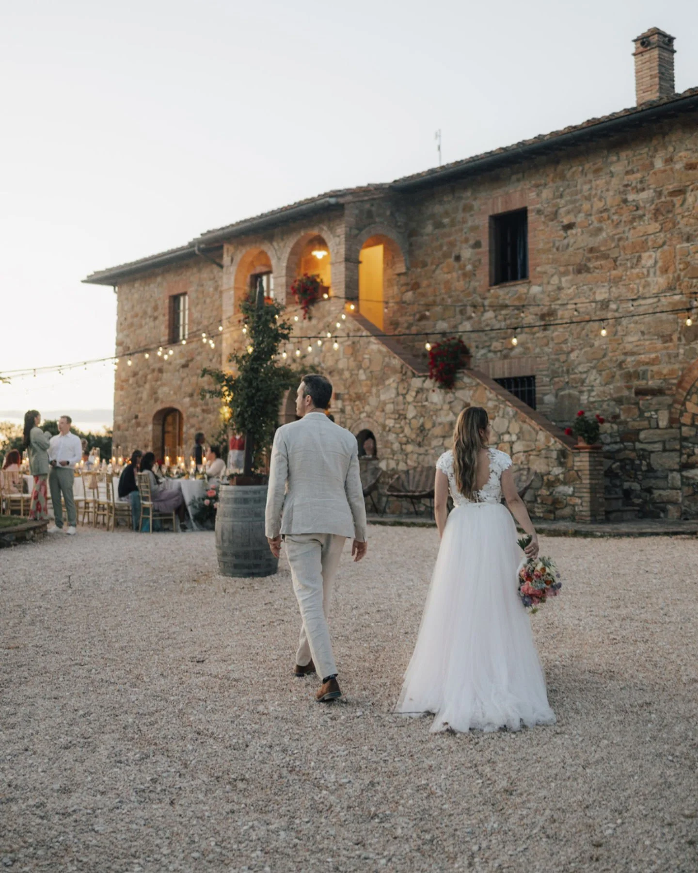 Late summer evenings in Tuscany feel different.

The light softens, the air stays warm, glasses fill up again, conversations stretch a little longer. Somewhere between dinner and music, everything slows down in the best possible way.

Places like Vil