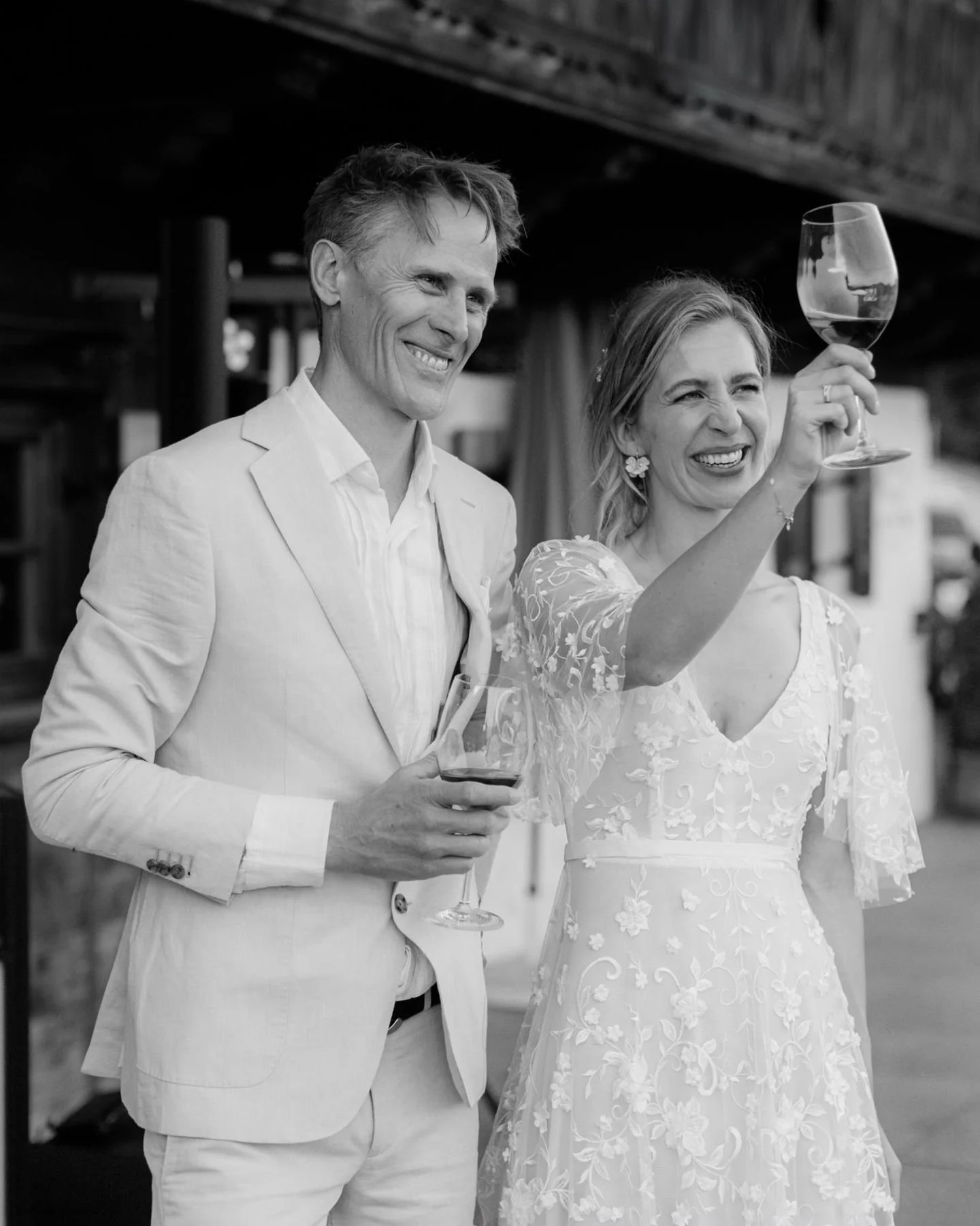 Manche Reaktionen lassen sich nicht planen.

Ein paar Worte, ein Blick, ein erhobenes Glas &ndash; und der Moment entsteht einfach von selbst.

Genau das sind die Augenblicke, die bleiben, weil sie sich nicht inszeniert anf&uuml;hlen.