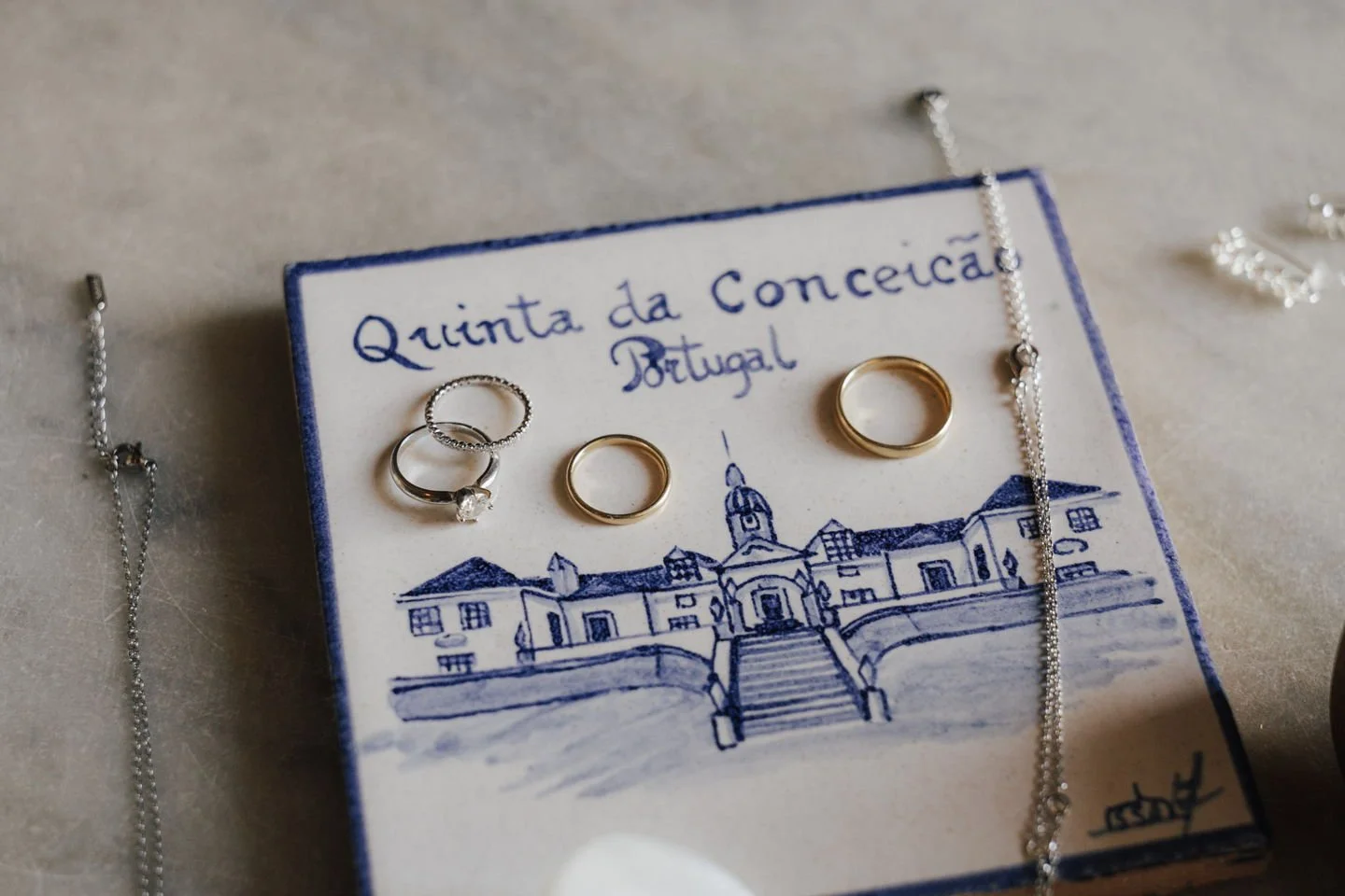 Wenn beim Getting Ready genug Zeit da ist, entsteht Raum f&uuml;r genau solche Details.

Ringe, Schmuck, kleine Dinge, die den Stil des Tages tragen &ndash; oft leise, aber trotzdem wichtig.

Es sind genau diese Elemente, die eine Reportage sp&auml;t