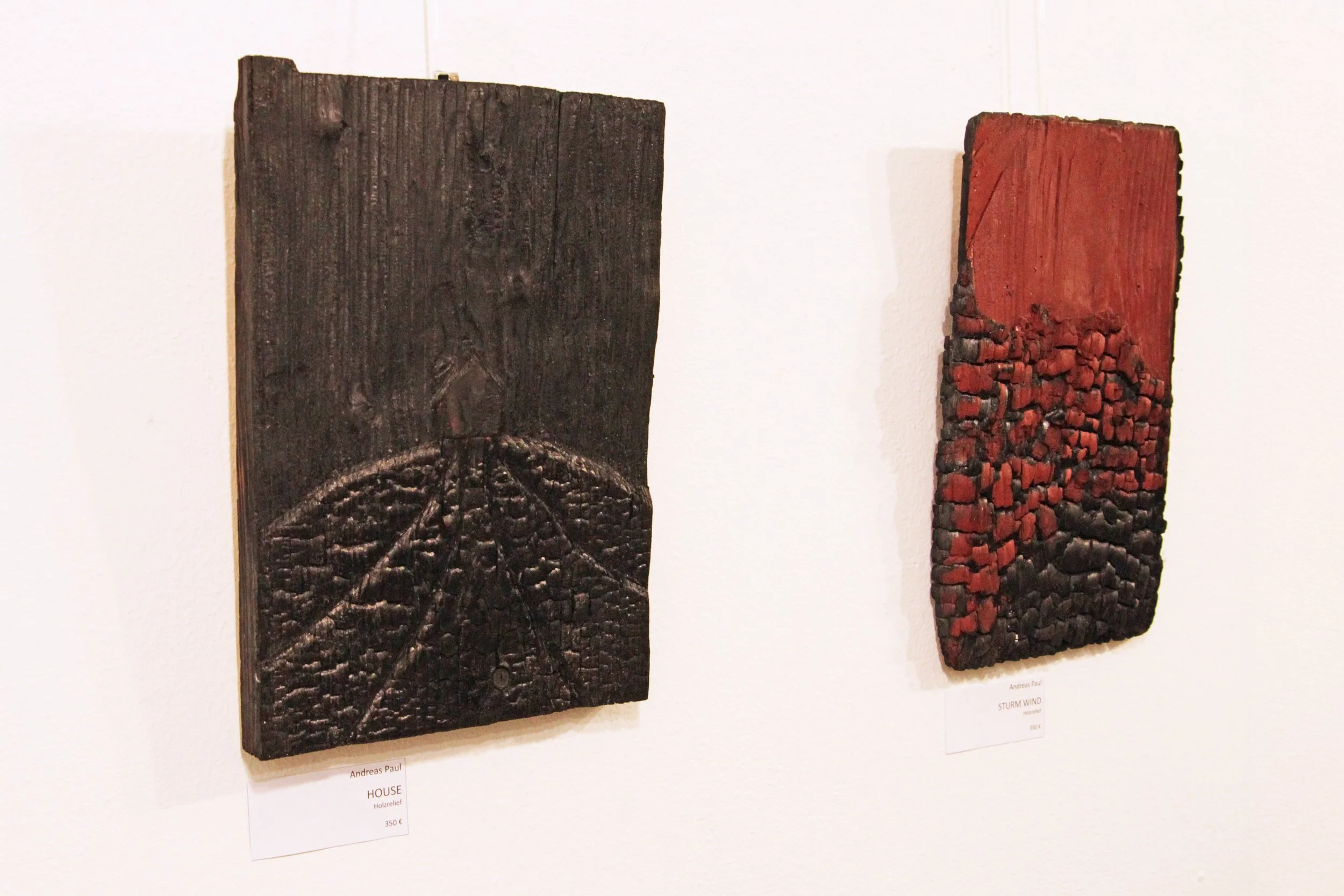 Holzskulpturen House und Sturmwind