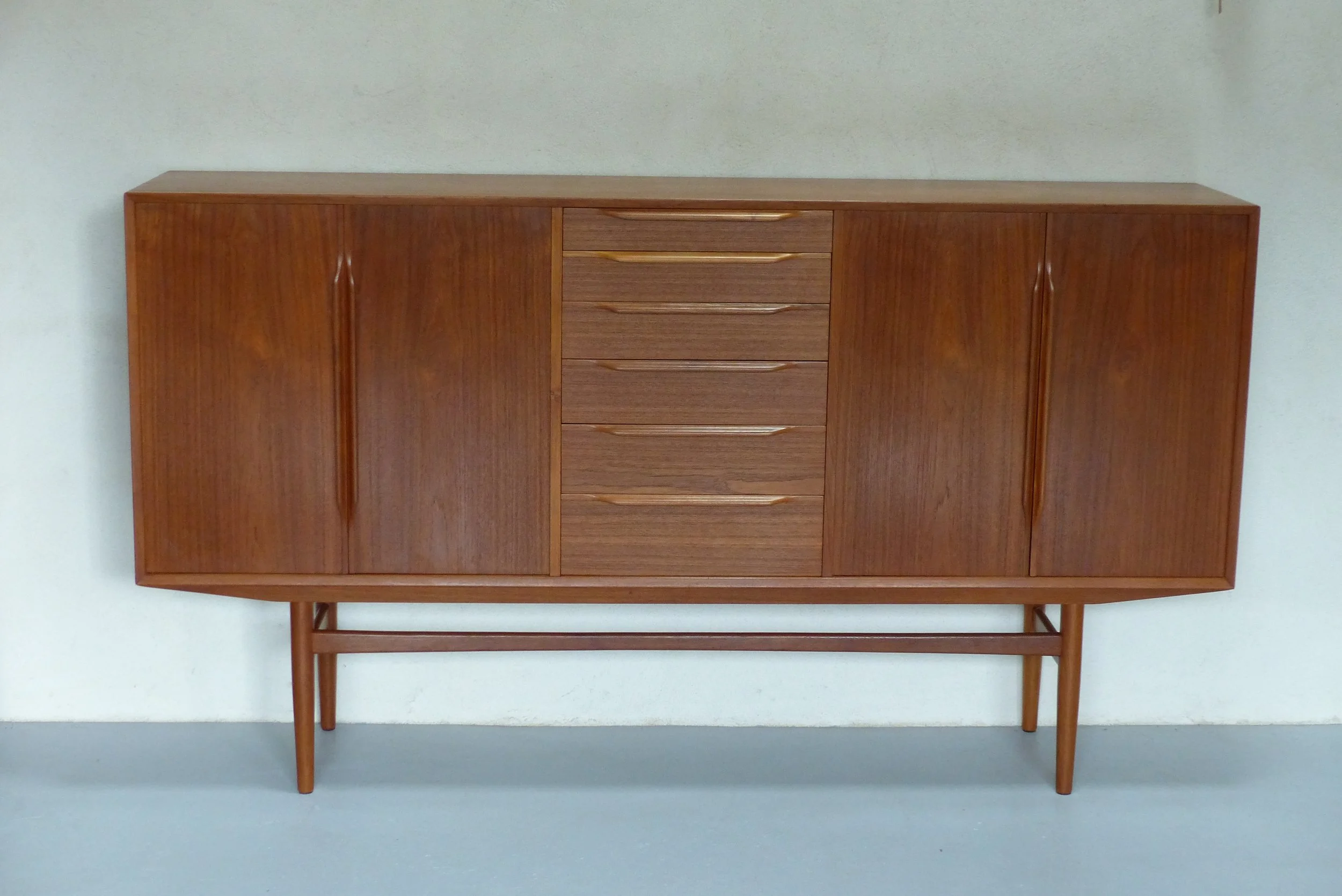 Buffet haut en teck Danemark Années 1960
