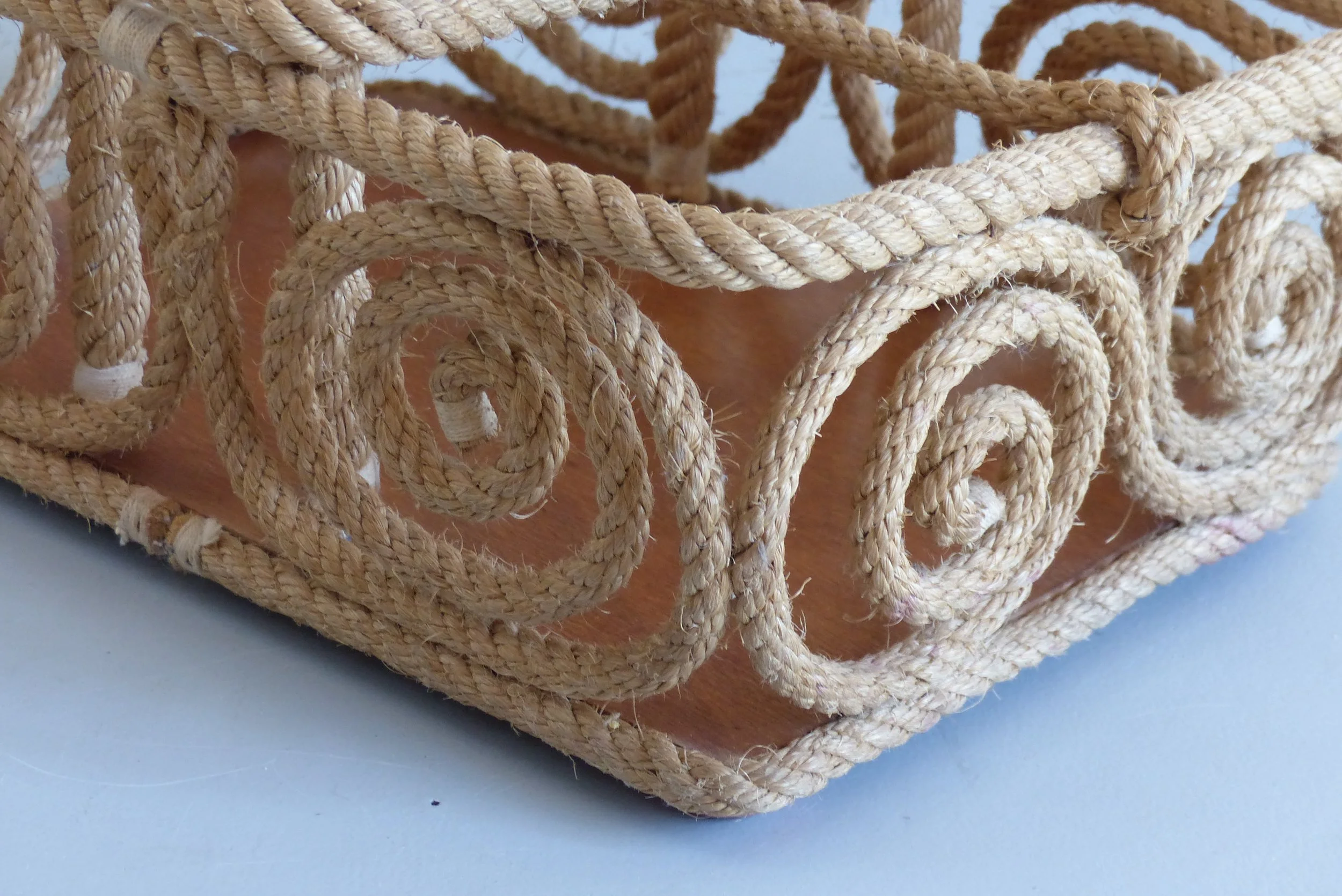 Porte-bouteilles en corde tressée par Audoux & Minet France Années 1950