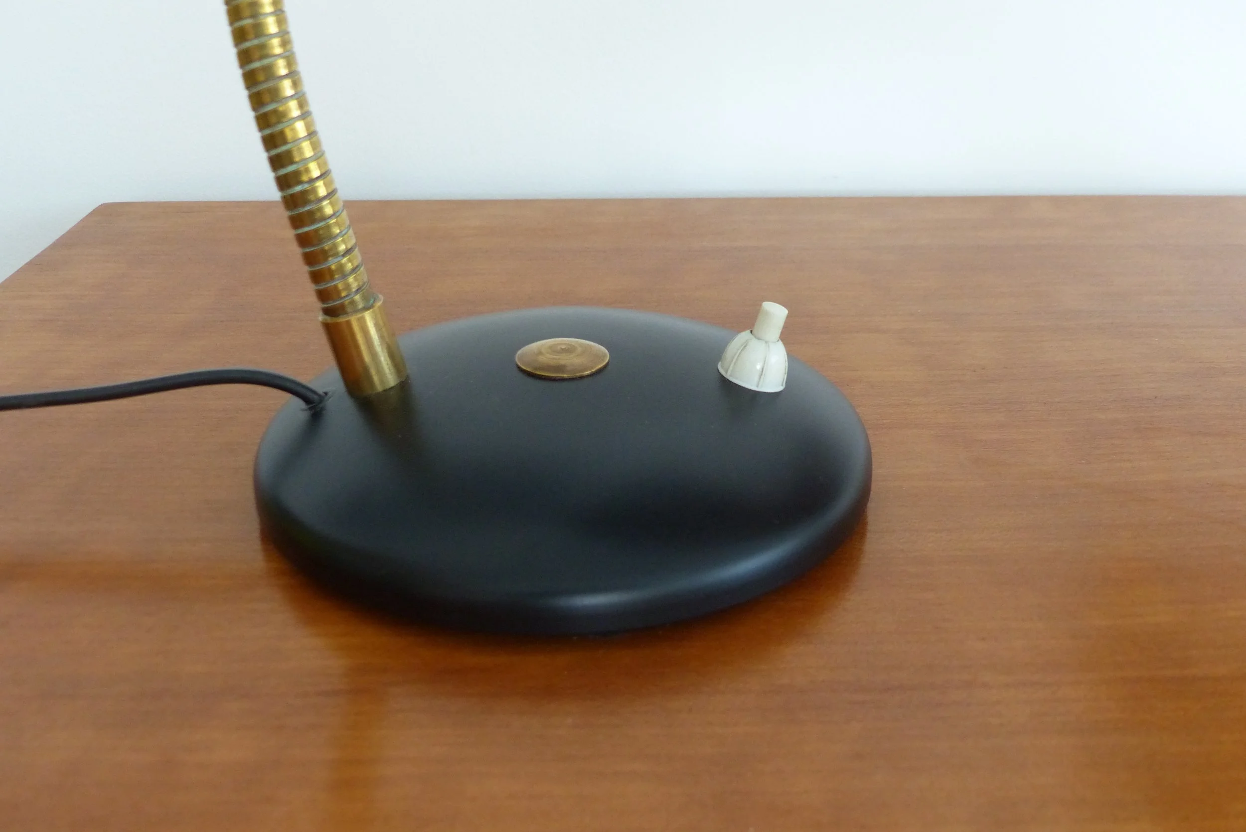Petite lampe à poser en métal et laiton France Années 1950