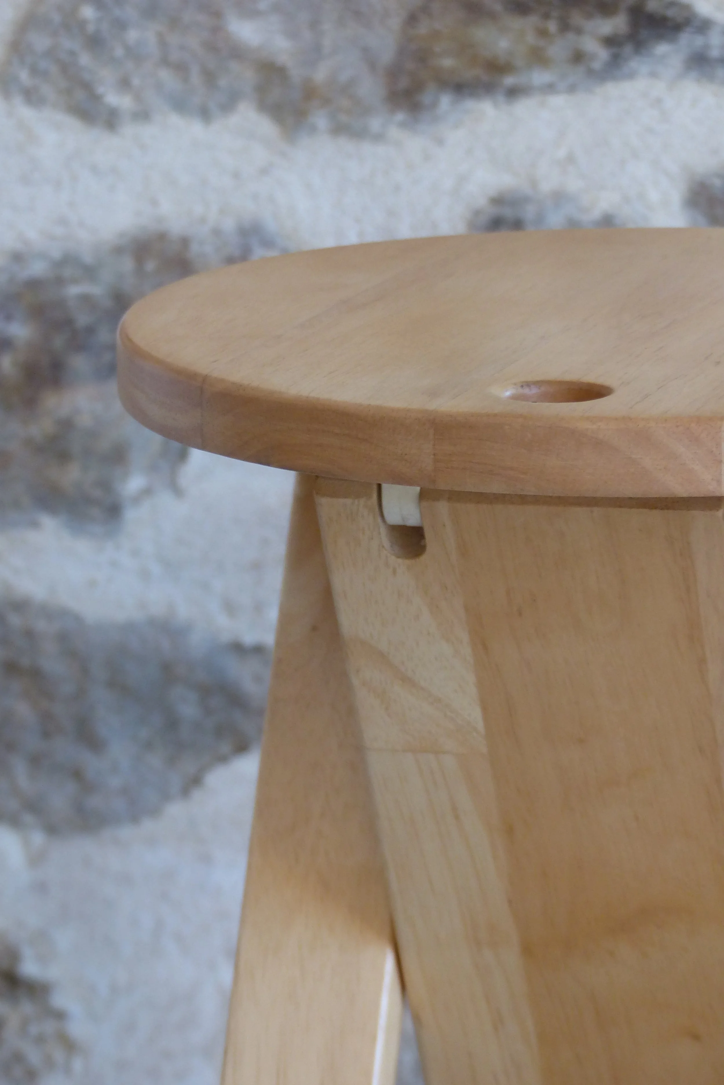 Tabouret pliant en bois exotique clair massif lamellé-collé. Dans l’esprit du modèle “Suzy Stool” (1984) dessiné par Adrian Reed