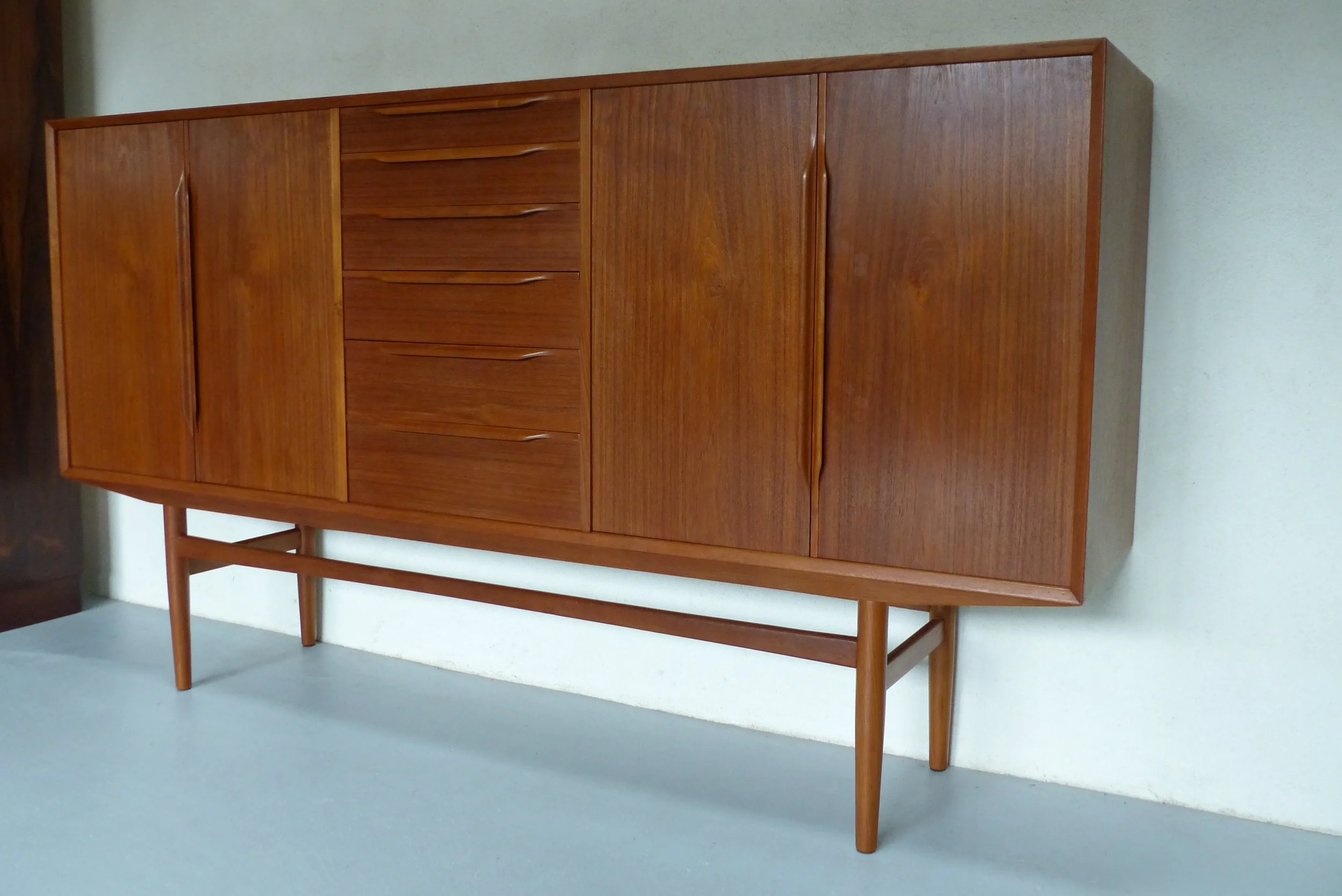 Buffet haut en teck Danemark Années 1960