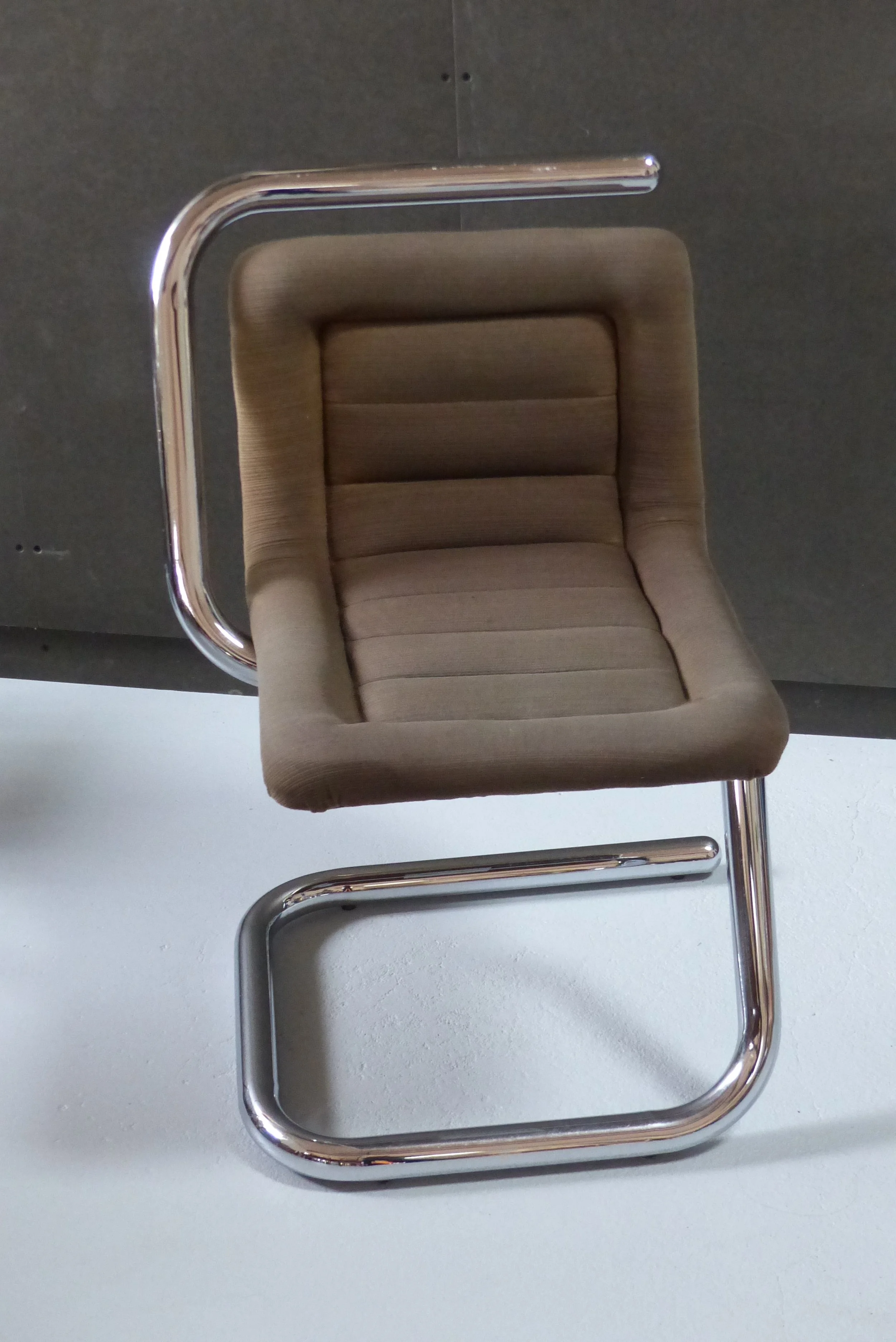 Chaise à piètement cantilever en métal chromé Italie Circa 1970