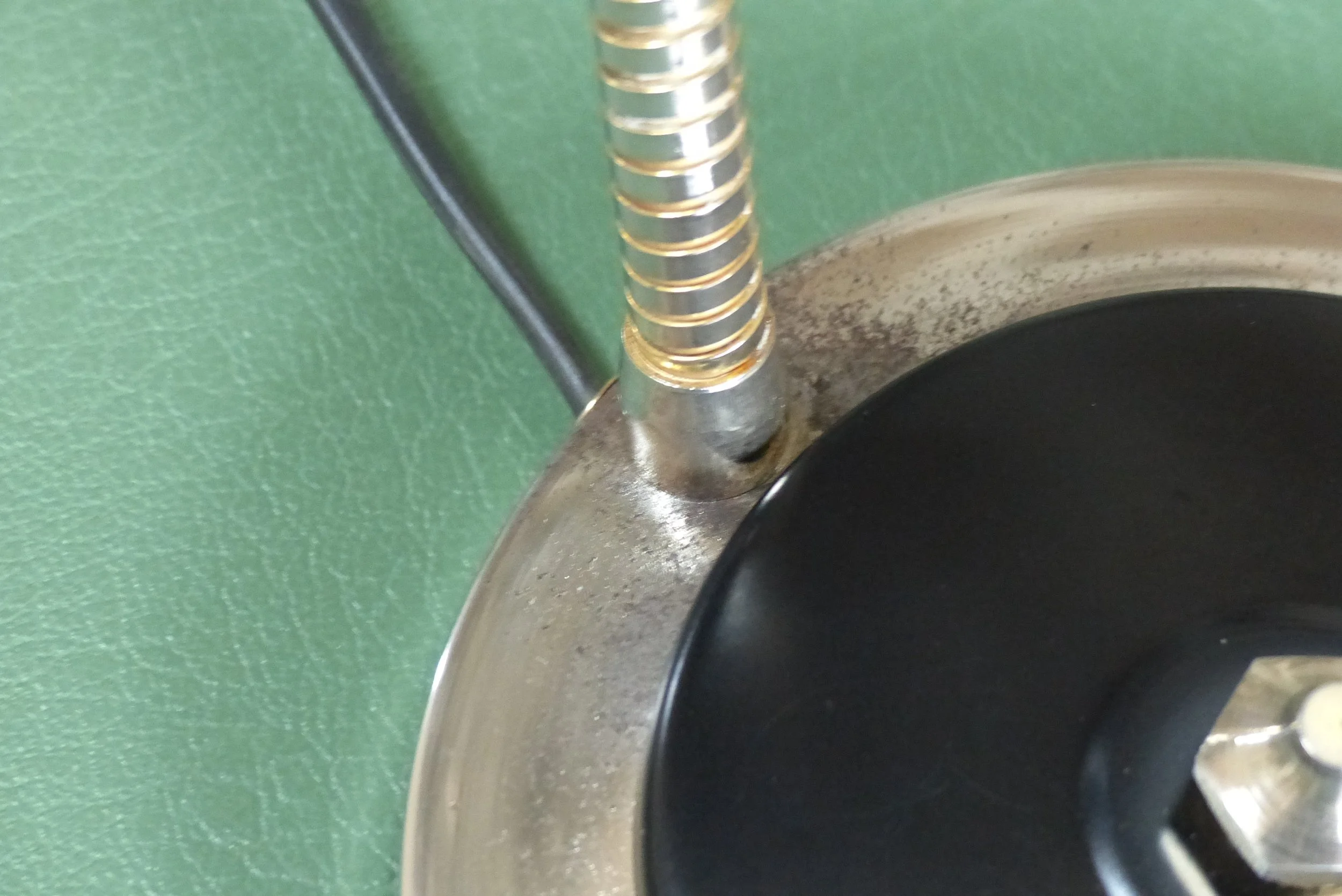 Lampe à poser à tube flexible en laiton France Circa 1960