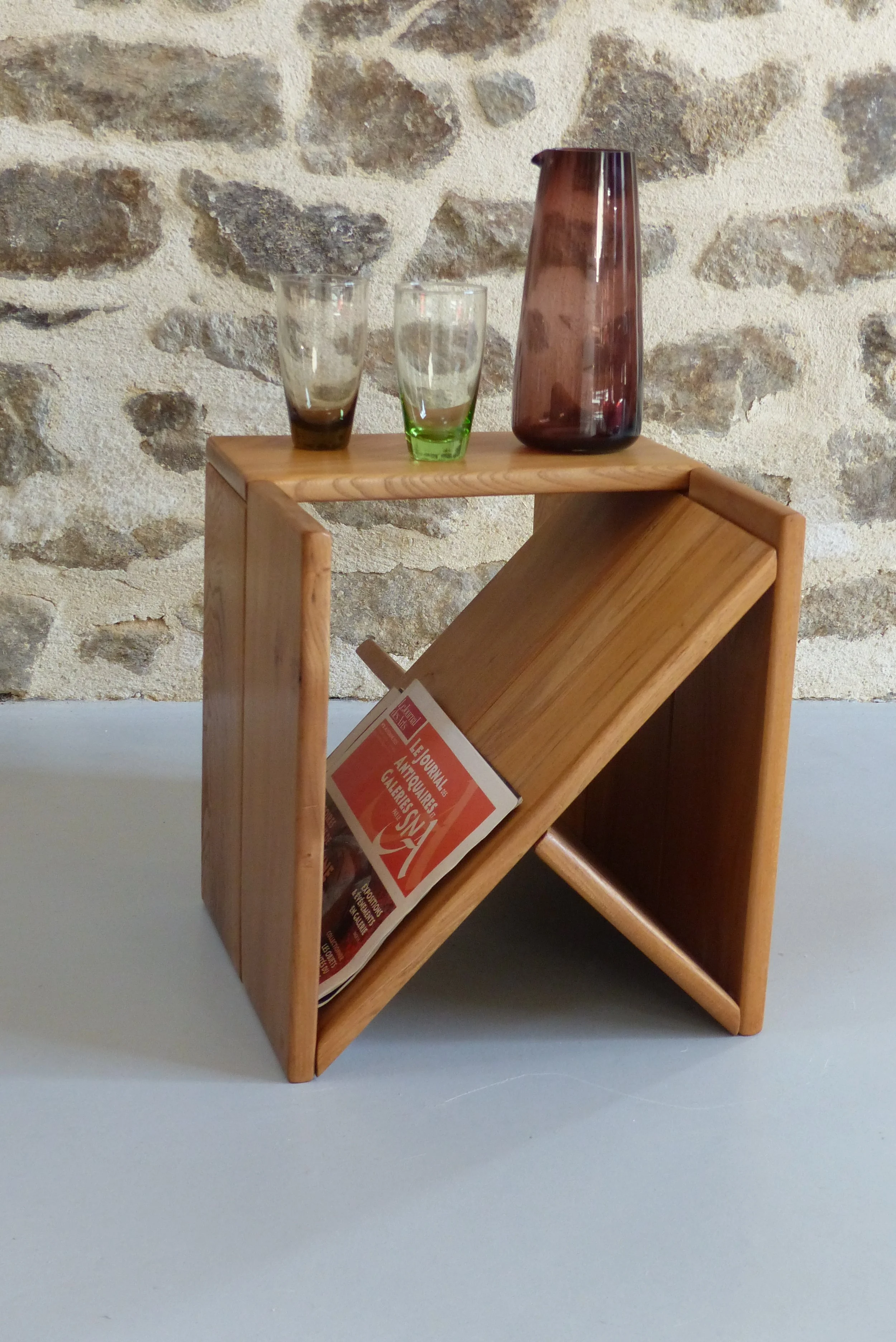 Table d’appoint et porte-revues en orme de Alain Ladroit pour Maison Regain Circa 1980