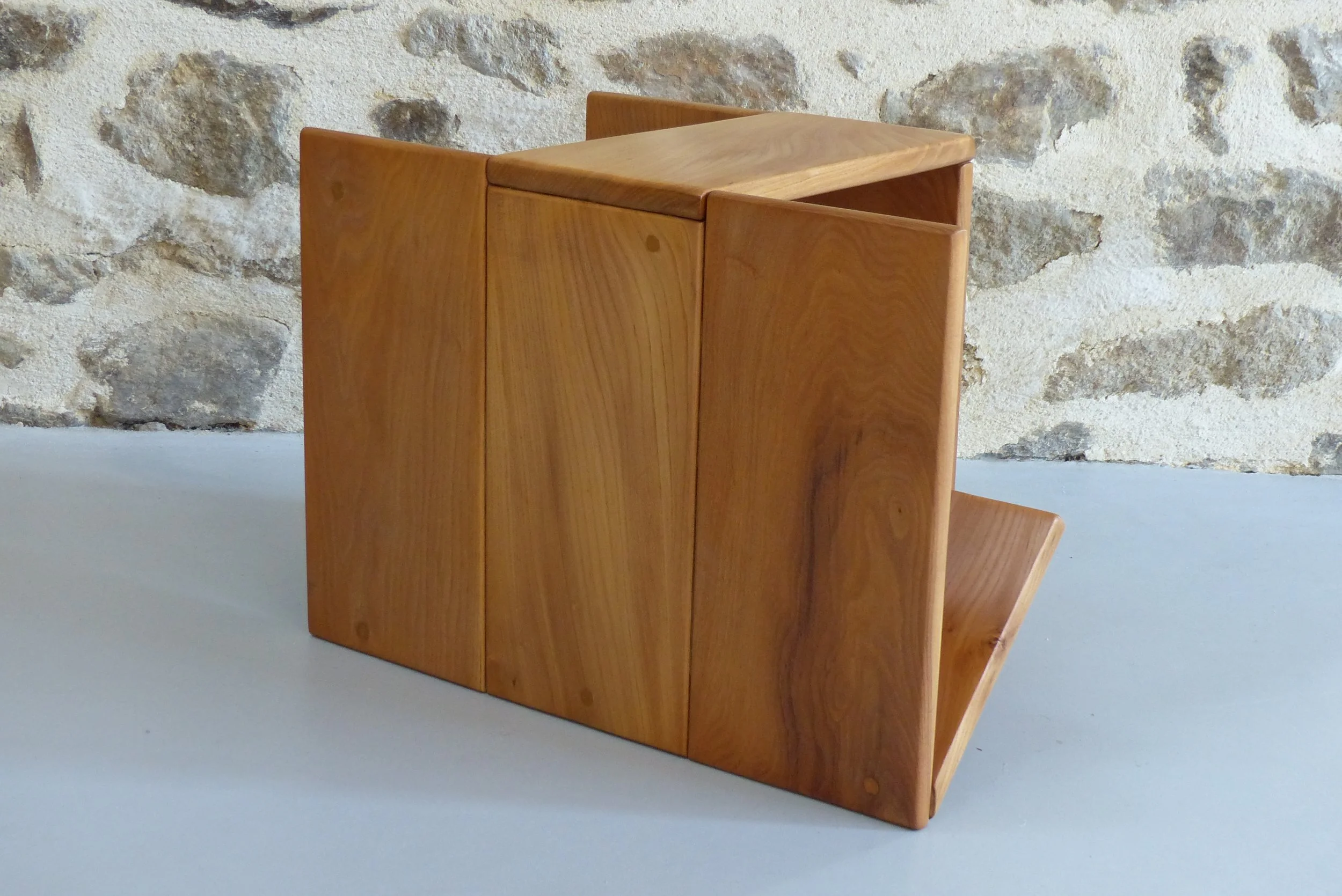 Table d’appoint et porte-revues en orme de Alain Ladroit pour Maison Regain Circa 1980