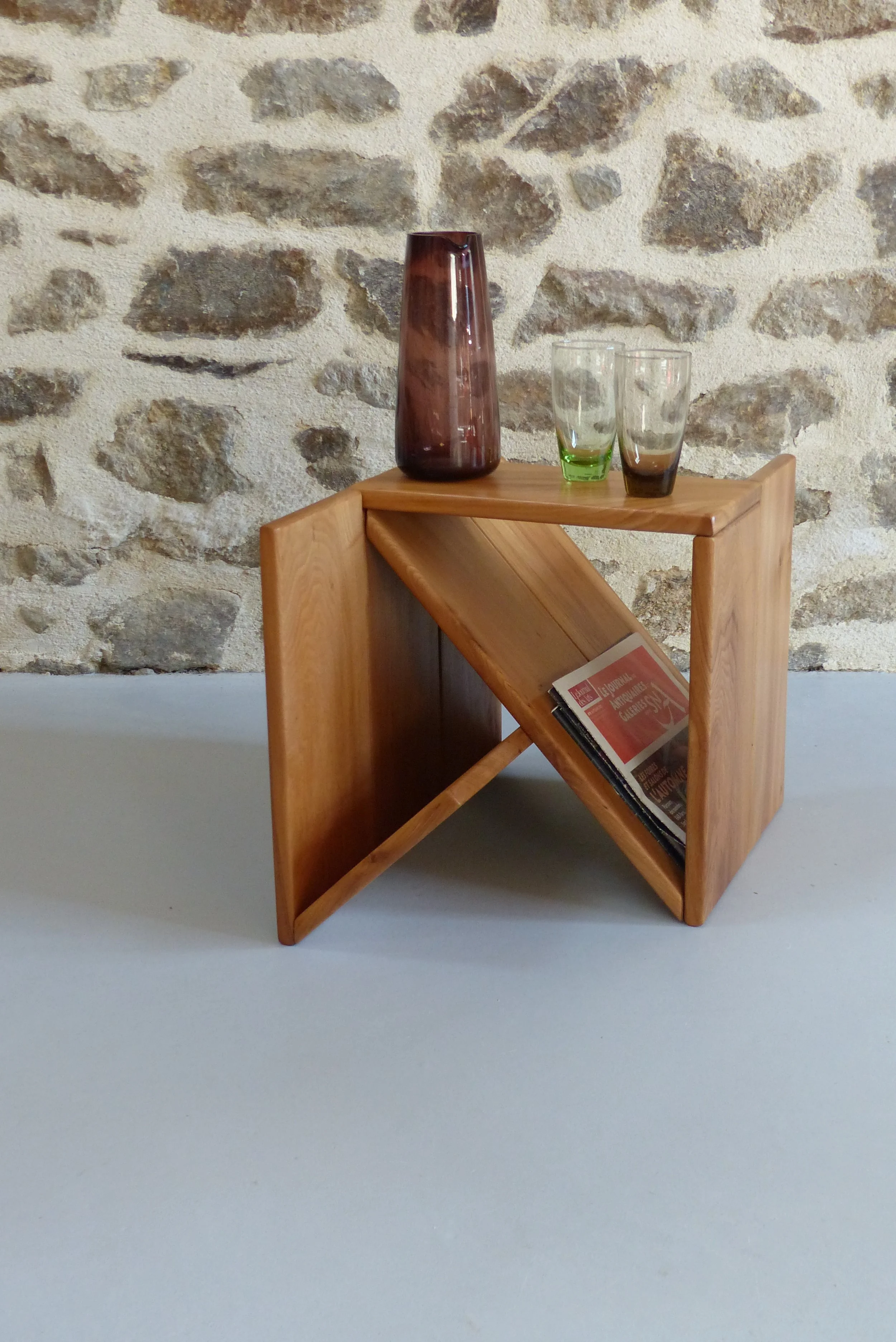 Table d’appoint et porte-revues en orme de Alain Ladroit pour Maison Regain Circa 1980