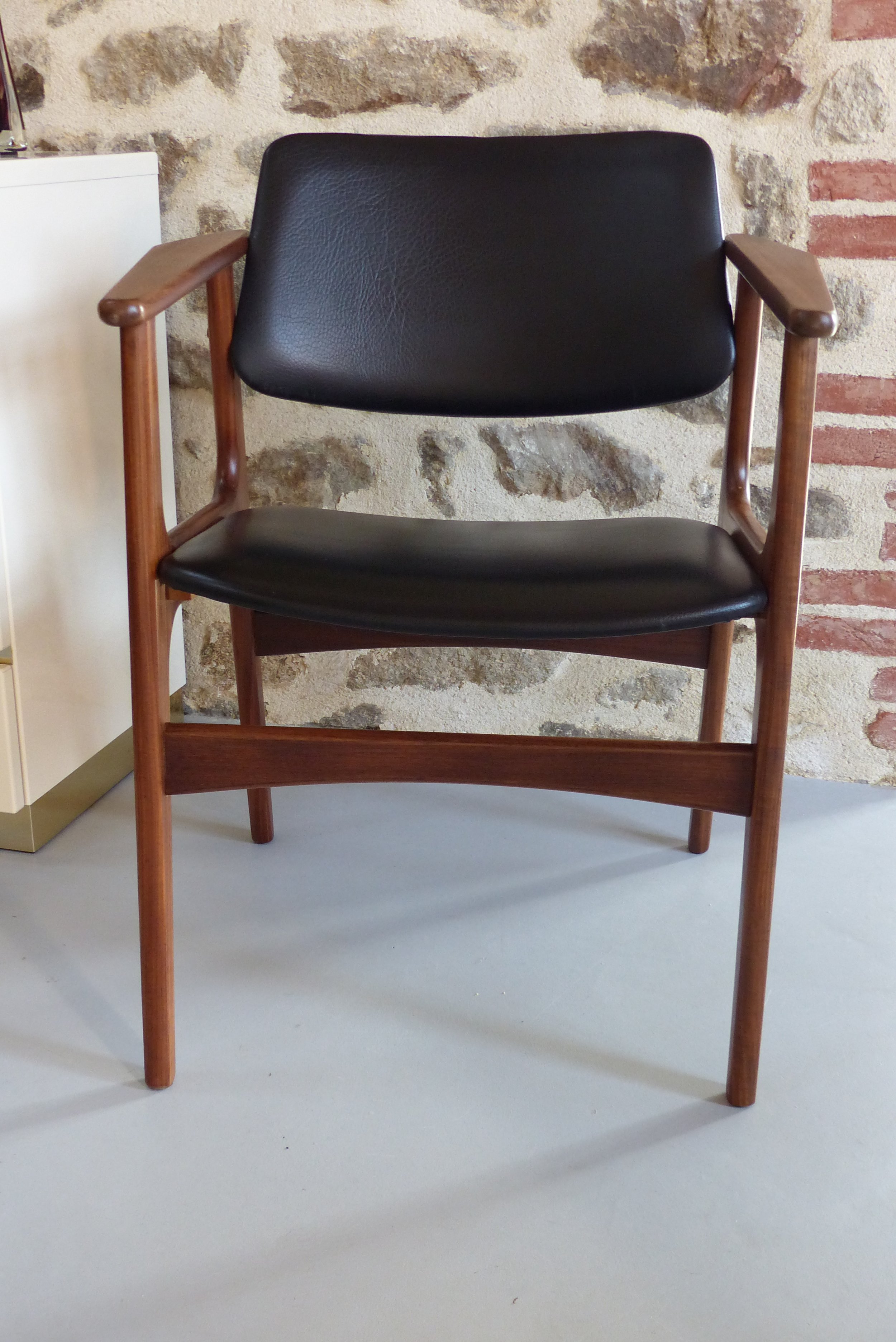 Fauteuil en teck et simili cuir noir Danemark Circa 1960