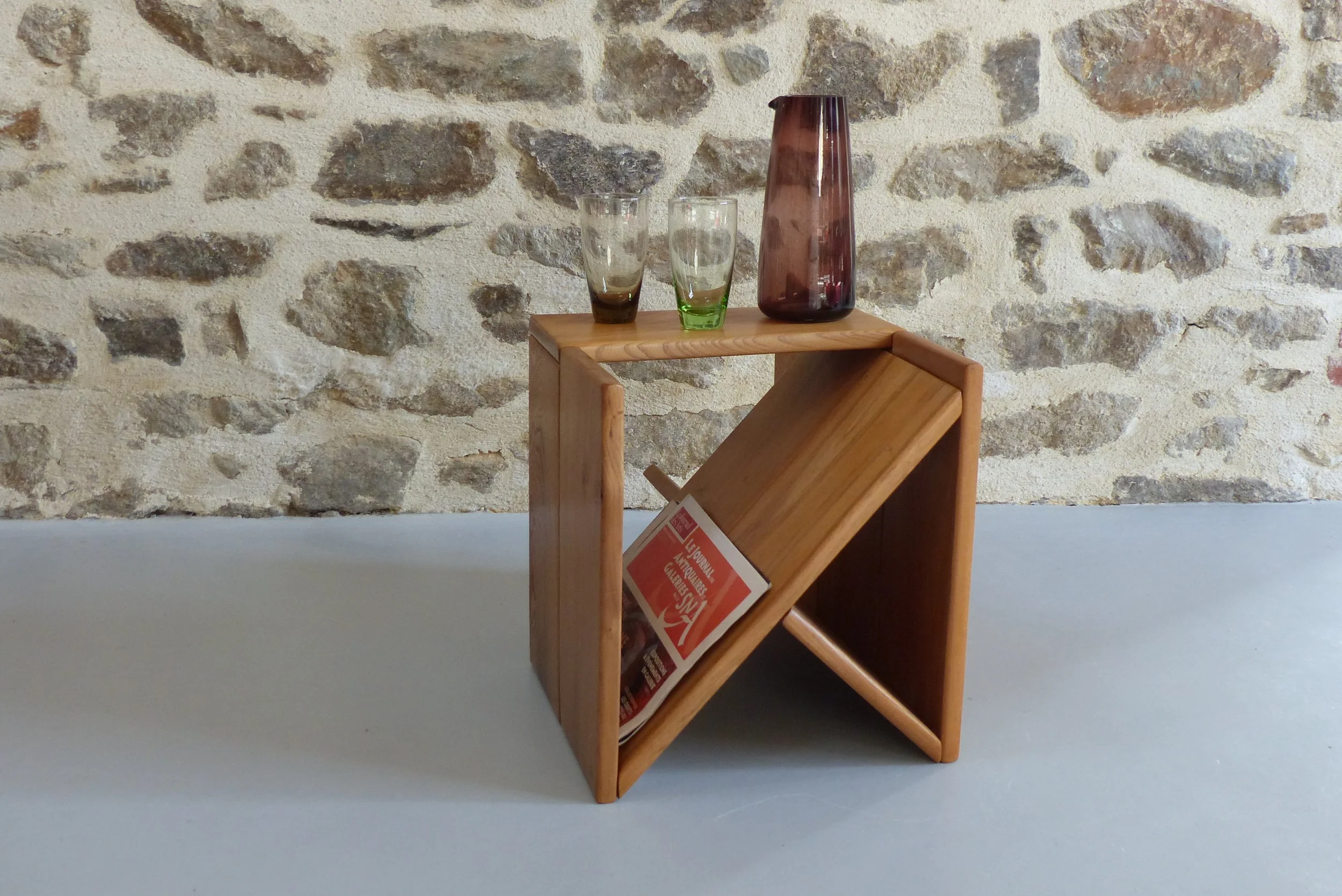 Table d’appoint et porte-revues en orme de Alain Ladroit pour Maison Regain Circa 1980