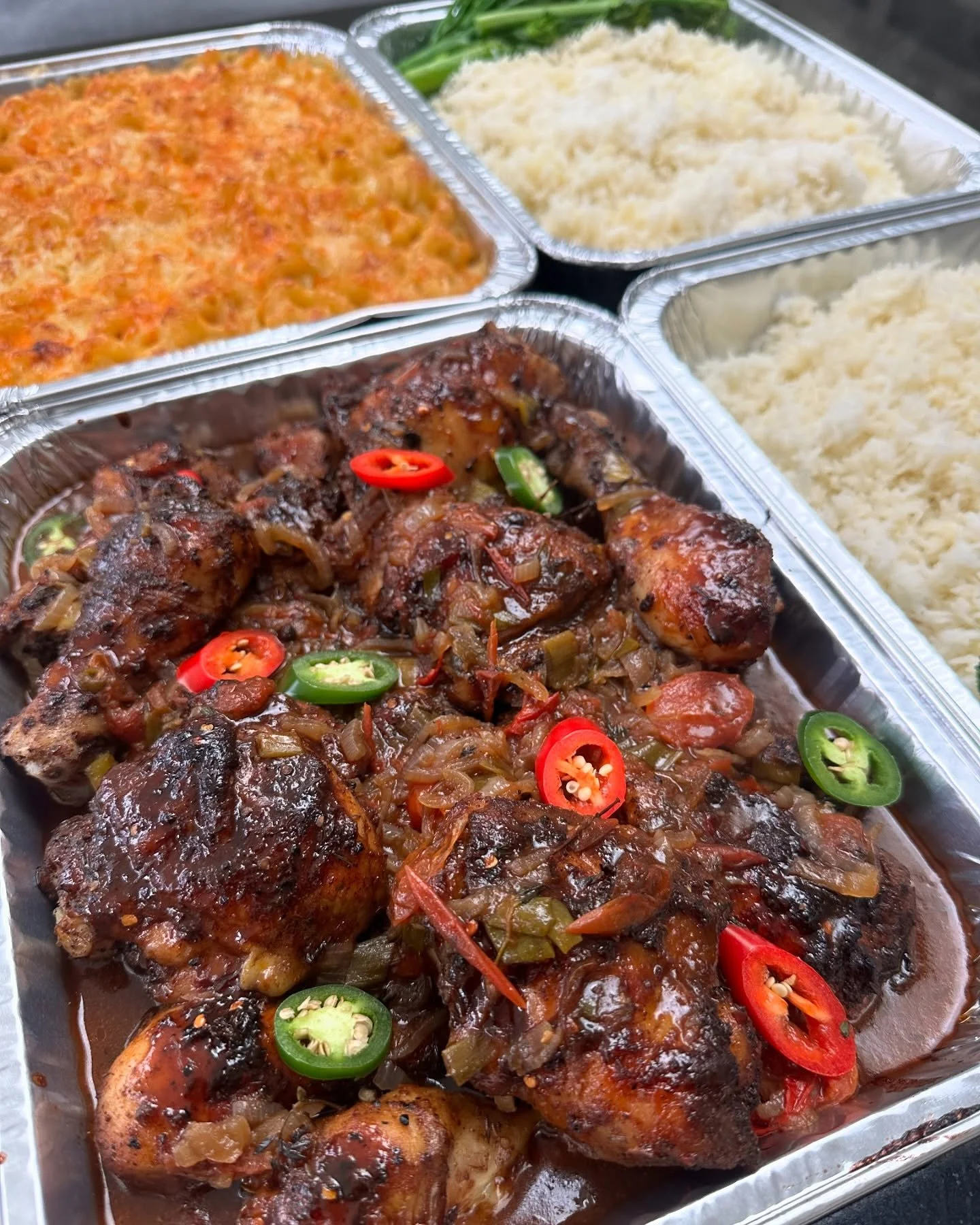 Bringing that authentic jerk chicken heat, creamy mac &amp; cheese, fluffy basmati rice, and vibrant broccolini to the table! Whether it&rsquo;s a corporate lunch, private event, or just a craving for something delicious @faceflavour has got you cove