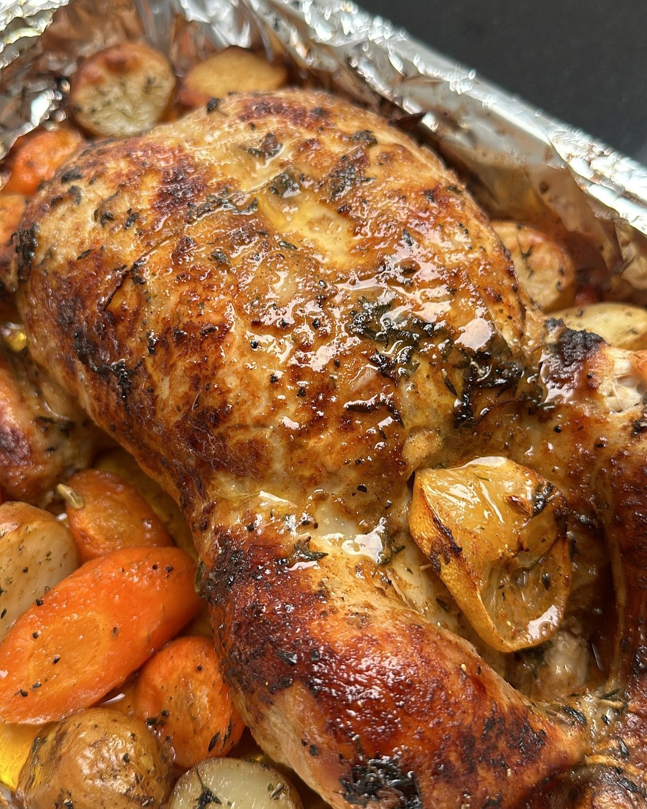 Lemon and Thyme Roast Chicken 🍋 🌿 🍗 
Juicy lemon &amp; thyme roast chicken, crispy skin-on potatoes, sweet honey-glazed carrots, and perfectly charred Mediterranean veg&hellip; Every single bite was bursting with FLAVOUR!

This meal right here?! A