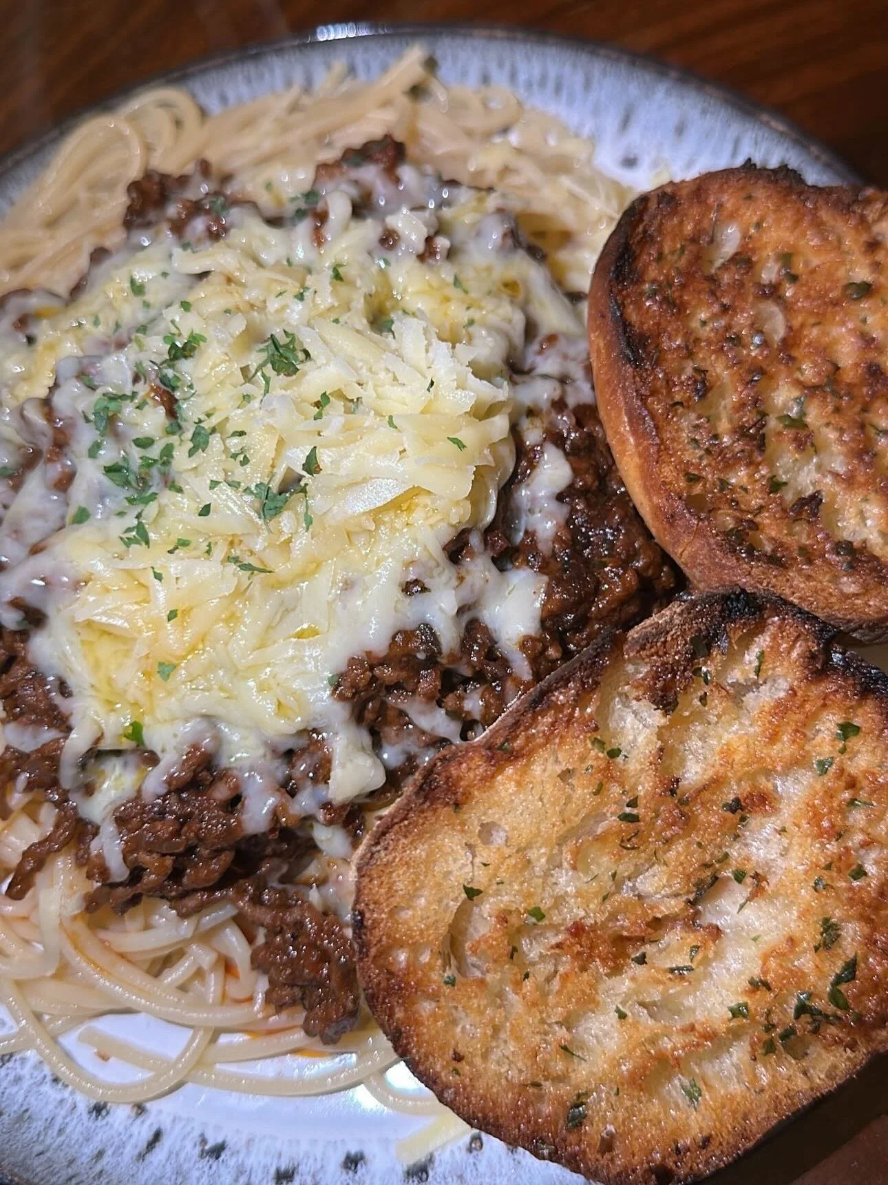 Nothing beats a hearty spaghetti bolognese with cheesy goodness and crispy garlic bread 🤌🍝🧄 #foodie #dinnerinspo #faceflavour #spaghetti