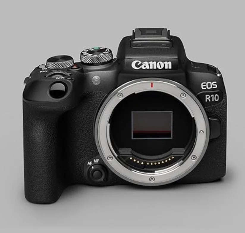 Cámara réflex Canon EOS R10 sin lente montado.