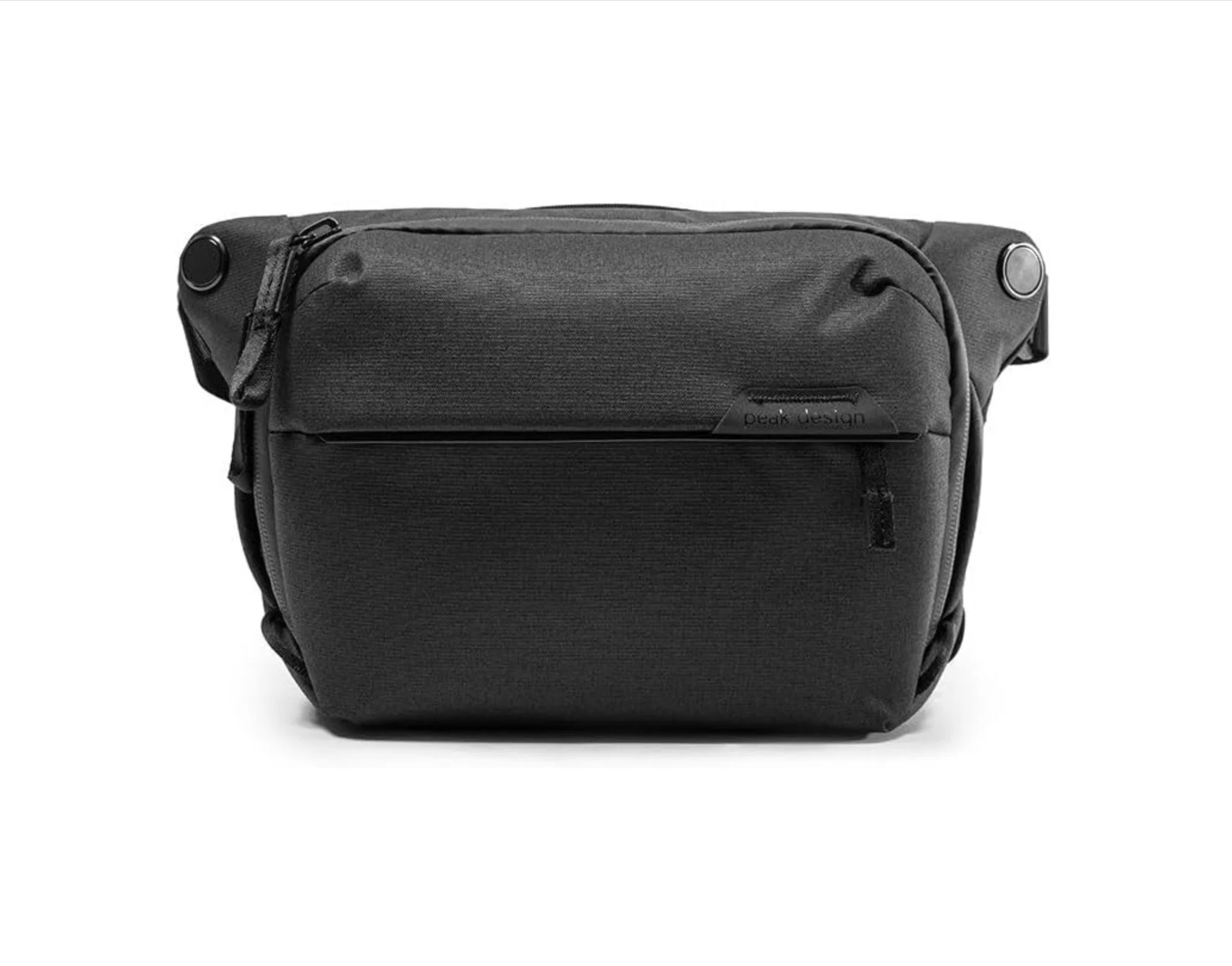 Mochila negra de diseño simple con múltiples compartimentos y cremalleras, marca Peak Design.