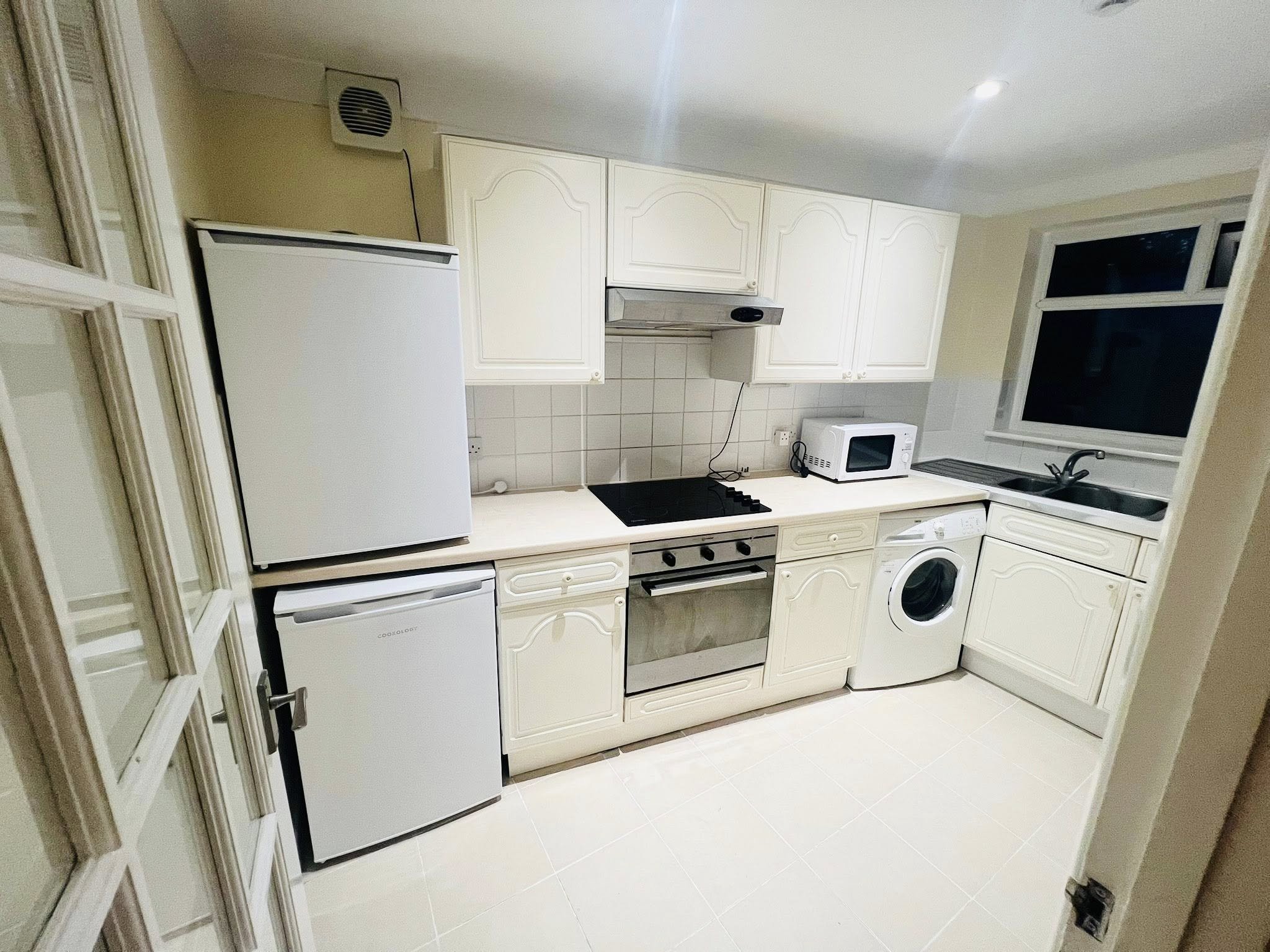 Modern Studio+ Parking New Malden KT3 | Bills Excluded
