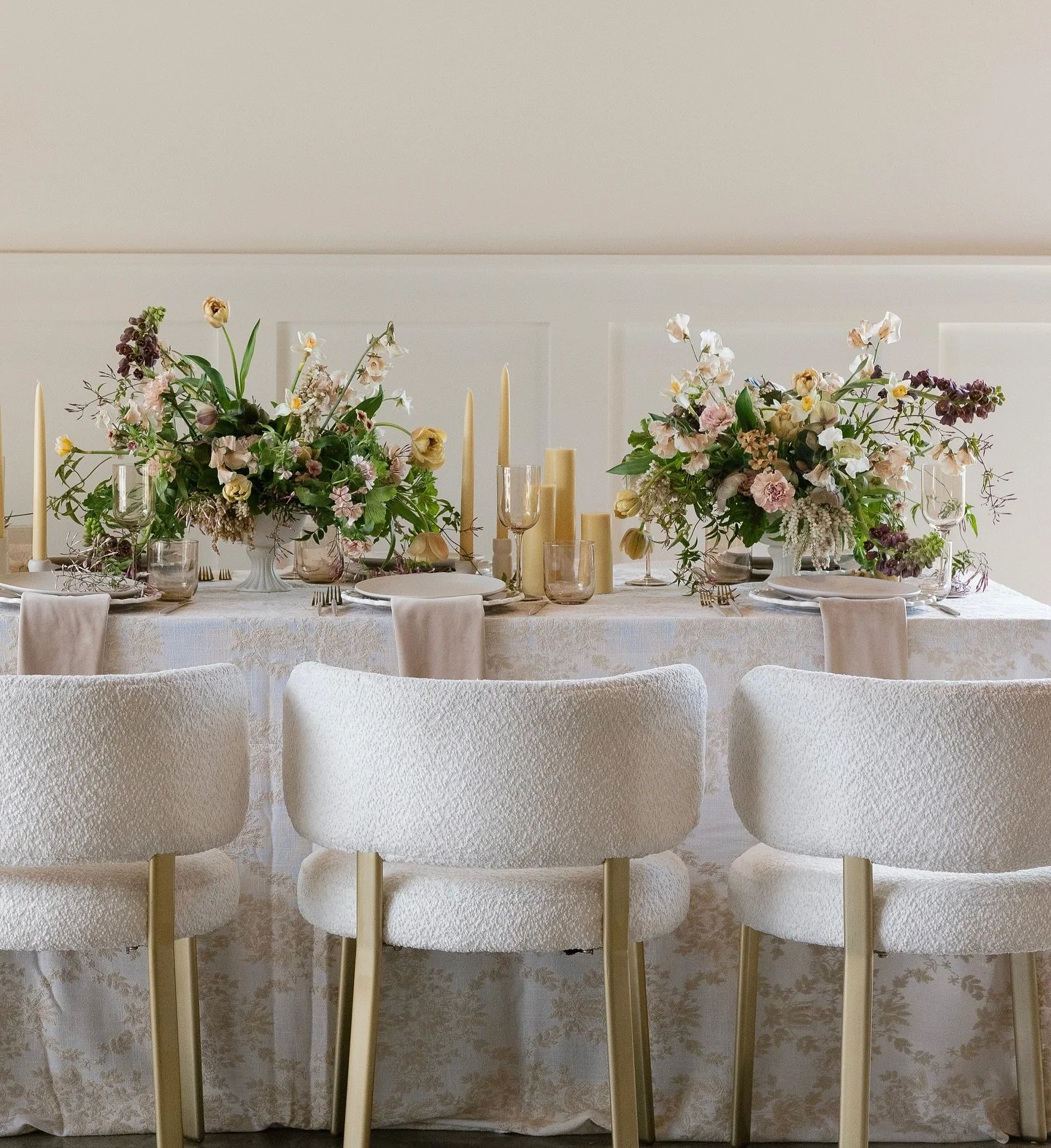 Putting the flow in flowers. This tablescape is all about quiet luxury with layered textures, garden blooms with personality, and florals that make your guests feel genuinely seen, loved, and at ease.

#floralstyling #modernromantic #quietluxury #int
