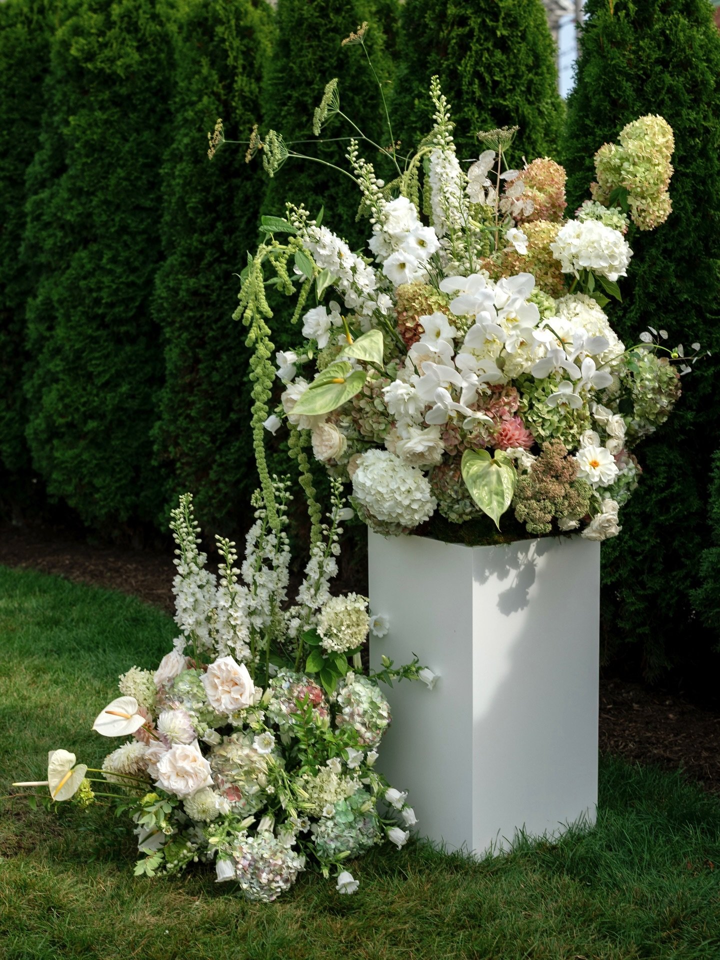 The most important moment deserves the very best blooms. Intentional, flower forward ceremony arrangements designed to elevate the walk down the aisle and leave a lasting impression. ✨

planning @uniquemelodyevents x @thetravelingteeevents 
photograp