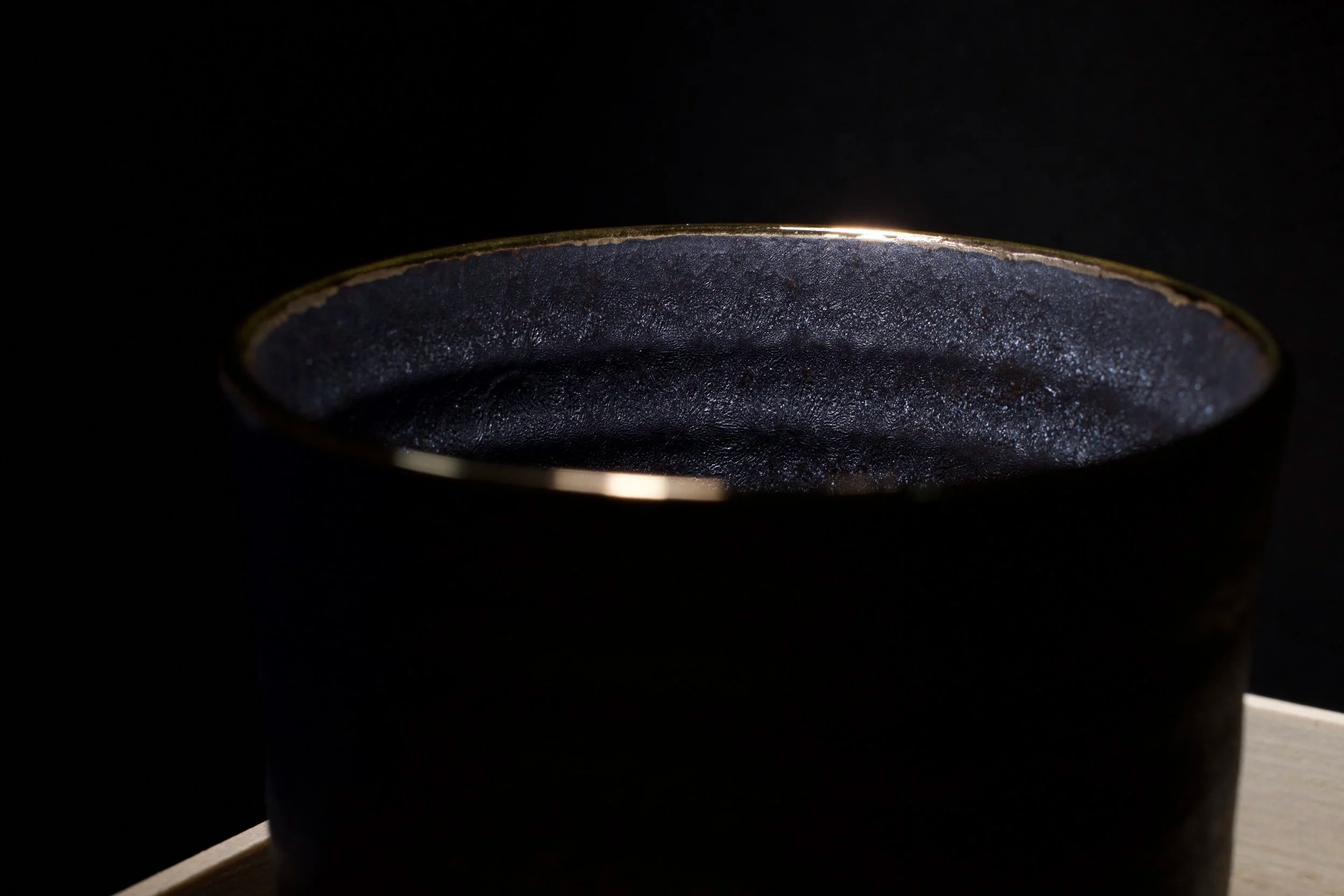 Study of form and rim under controlled light.

Light traces the edge of the vessel,
defining its curvature while revealing a subtle texture across the surface.

An exploration of contour, material, and quiet depth.