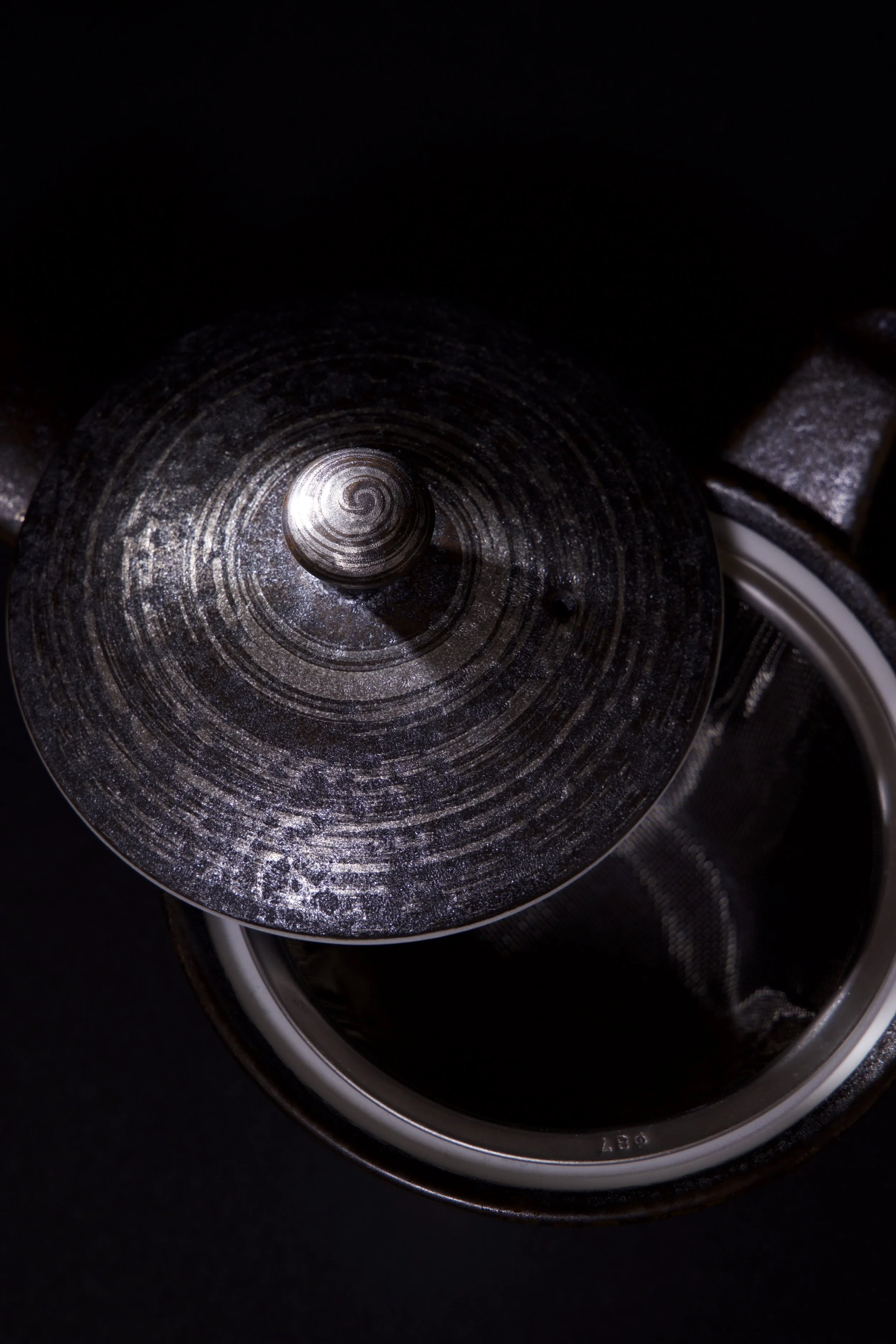 Top view study of form and structure.

The circular traces of making are revealed through light,
creating a rhythm across the surface and defining the central axis.

An exploration of shape, balance, and material under controlled light.