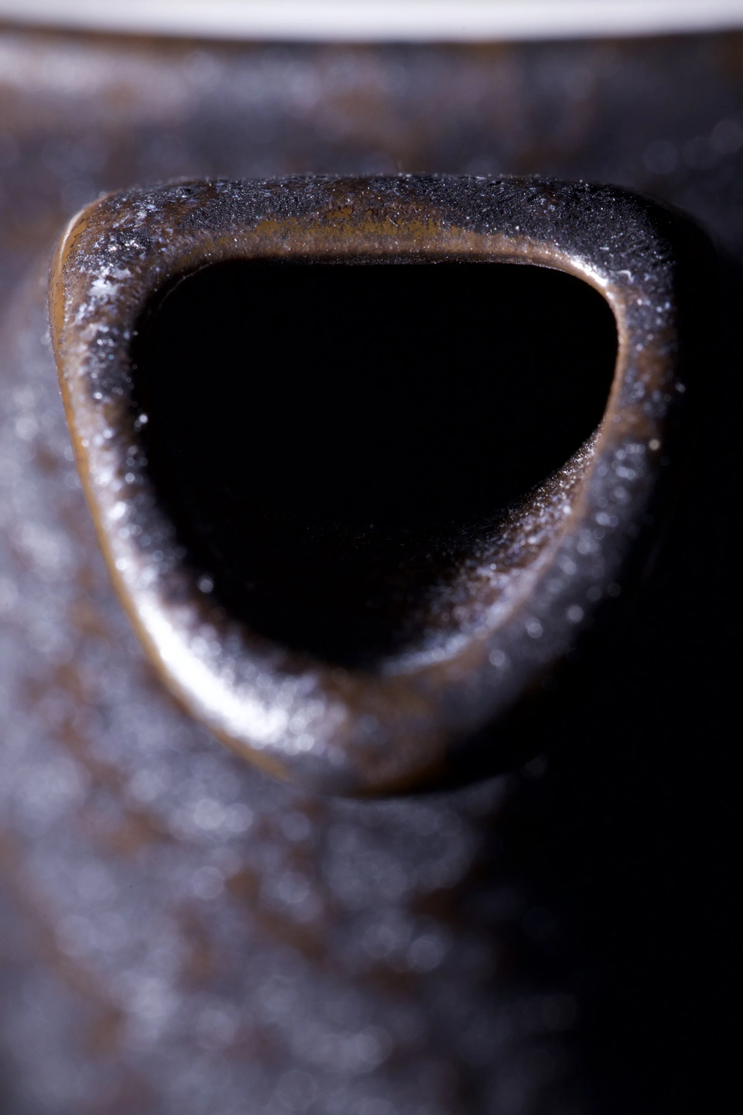 Study of form and edge under controlled light.

The spout opening becomes a defined shape,
with light tracing its edge and separating it from shadow.

A balance of surface, contour, and negative space.