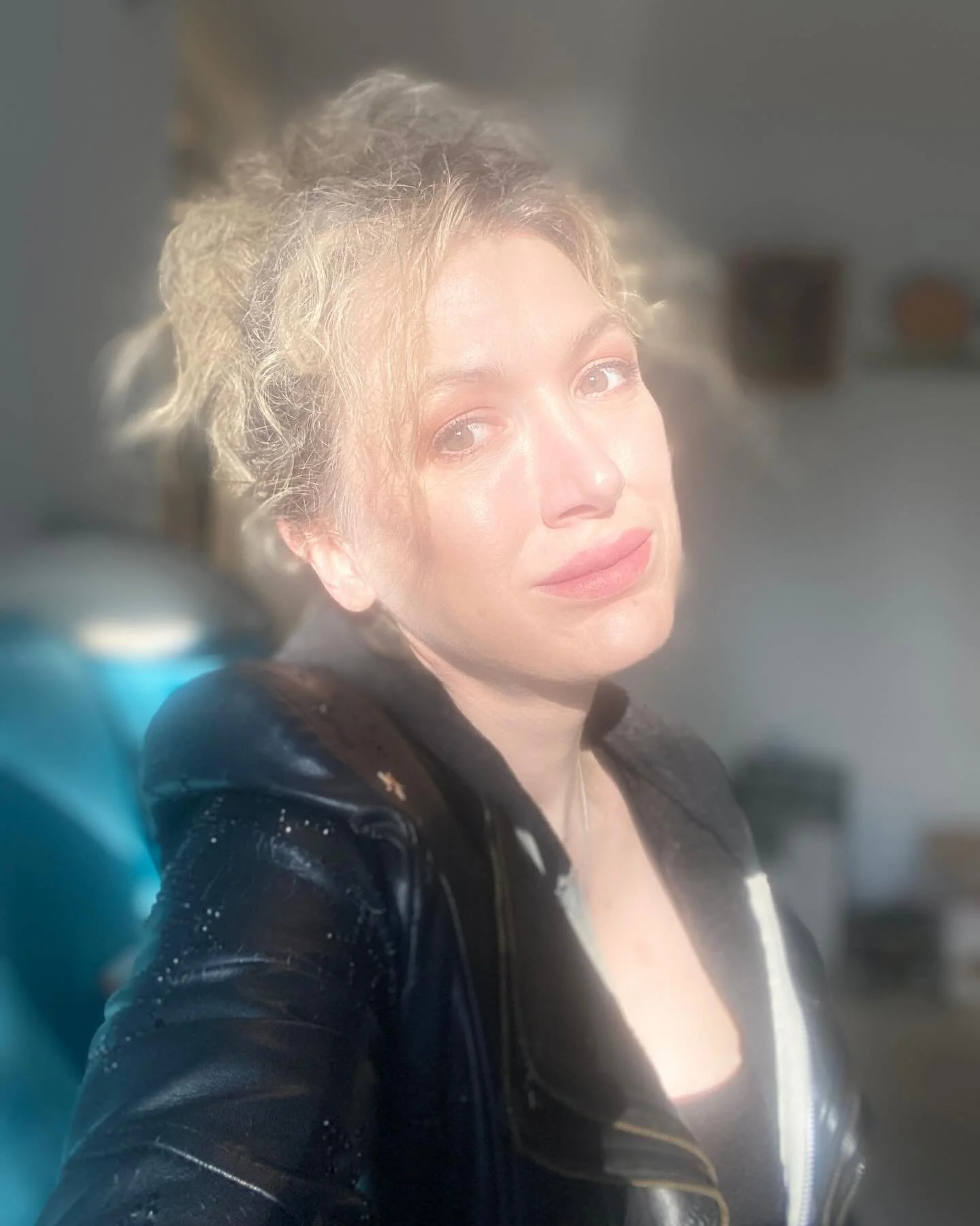 ✨ Are you ever just SHINY?! Taking a page from Pamela Anderson&rsquo;s book &ndash; makeup-free, confident, and letting my natural glow do all the talking. I haven&rsquo;t worn foundation in years&hellip; naked and proud, baby! I&rsquo;m over on Pint