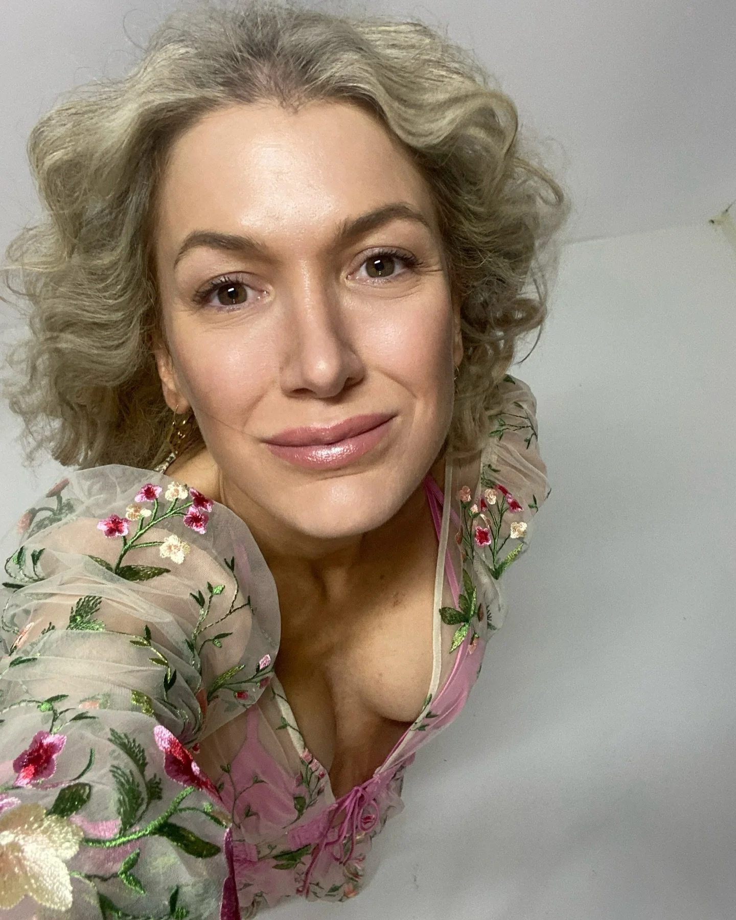 Someone has a book coming out soon, so someone put her modelling boots back on! Hell of a day! 💖✨💖