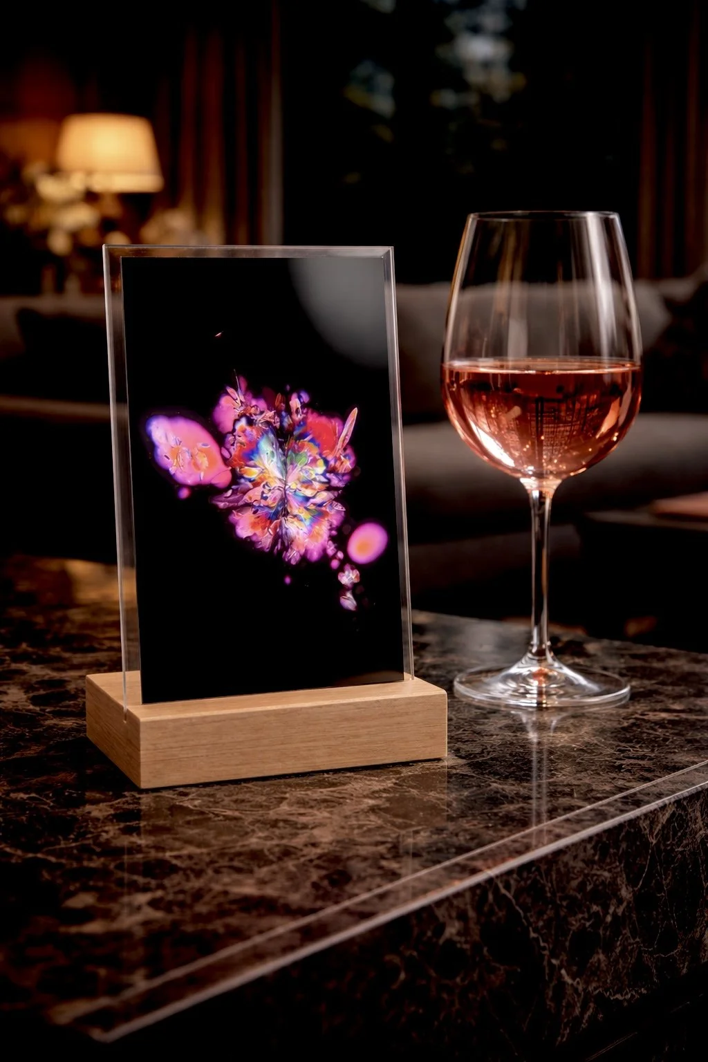 Panneau en acrylique avec socle en bois : Cristaux de vin rouge "La Nébuleuse"