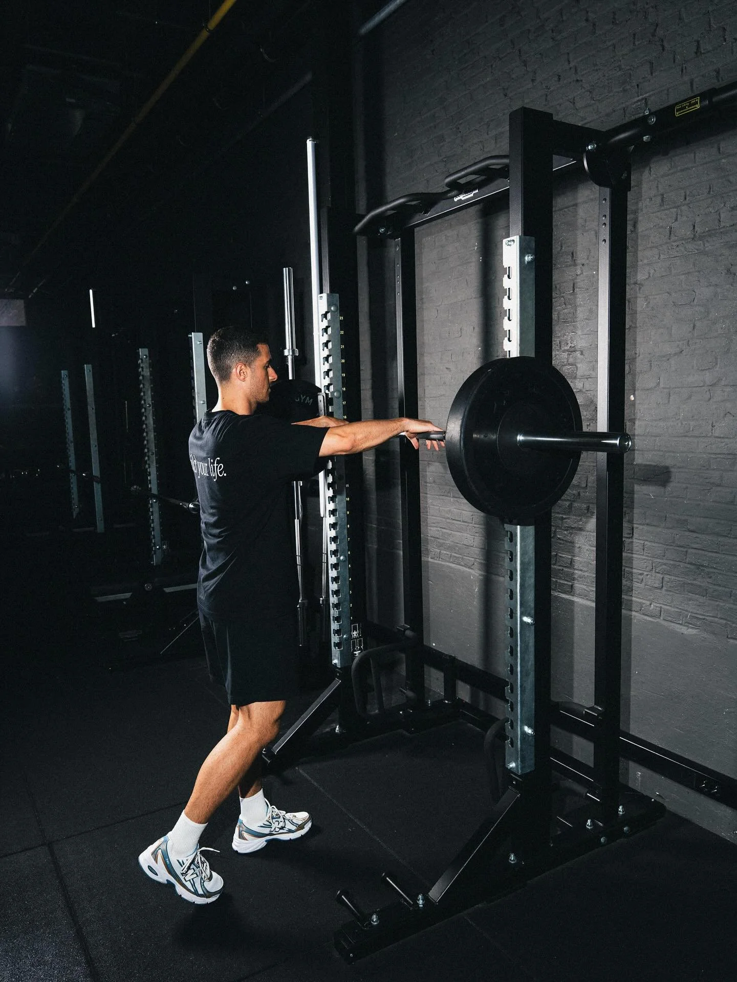 Do squats &amp; deadlifts make your waist bigger? 🤔
Swipe to find out the science behind it ➡️
.
.
.
@thebrick_antwerp