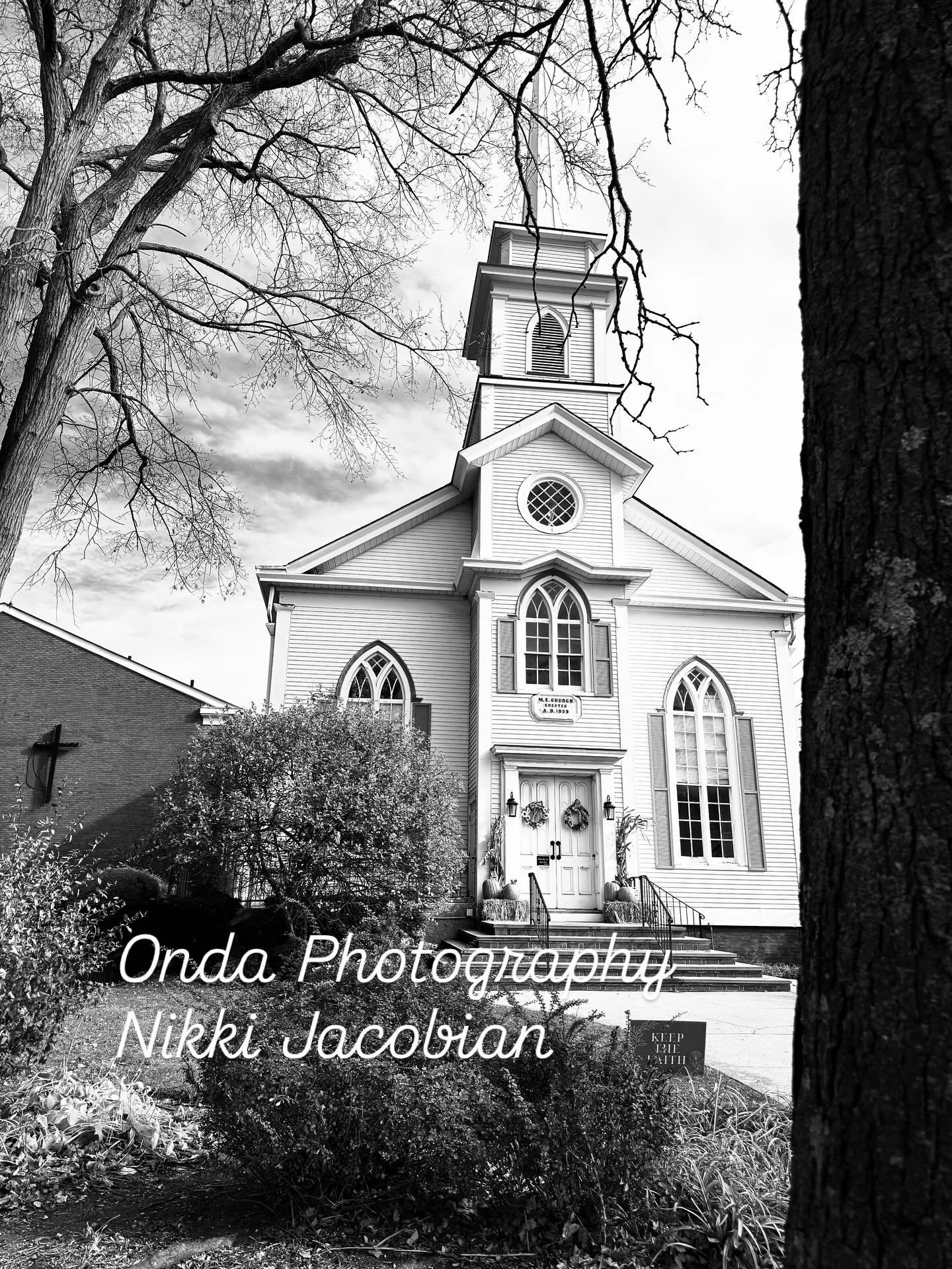 🖤⚪️ Classic B&amp;W. 📍 Methodist Church (1859), Babylon. Couldn&rsquo;t help but take this one 📸.. it was too perfect. #longisland #longislandphotographer #blackandwhite #blackandwhitephotography #longislandlife #fallphotography