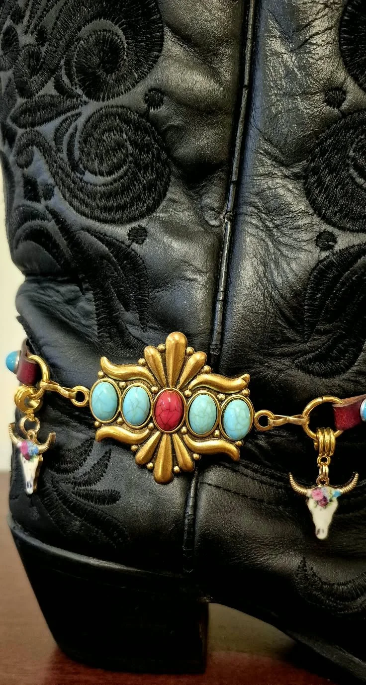 Tangata - Bijoux Bottes - lanière cuir et chaine -or- pastille turquoise et rouge-breloques vaches-