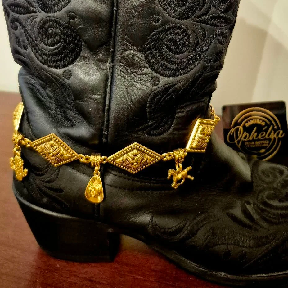 Sandrine - Bijoux Bottes - Femme - lanière cuir et chaine-losanges or- breloques chapeau cowboy-cheval-cactus-