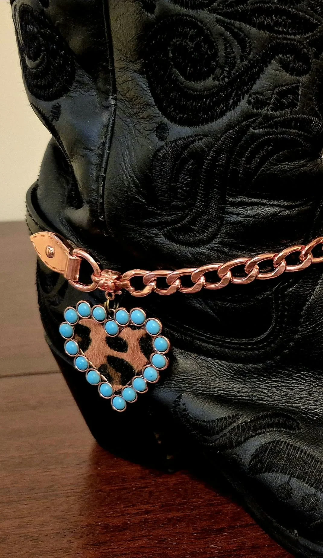 Octavie - Bijoux Bottes - Femme - chaine rose gold-cuir-gros coeur motif vache avec boutons turquoise