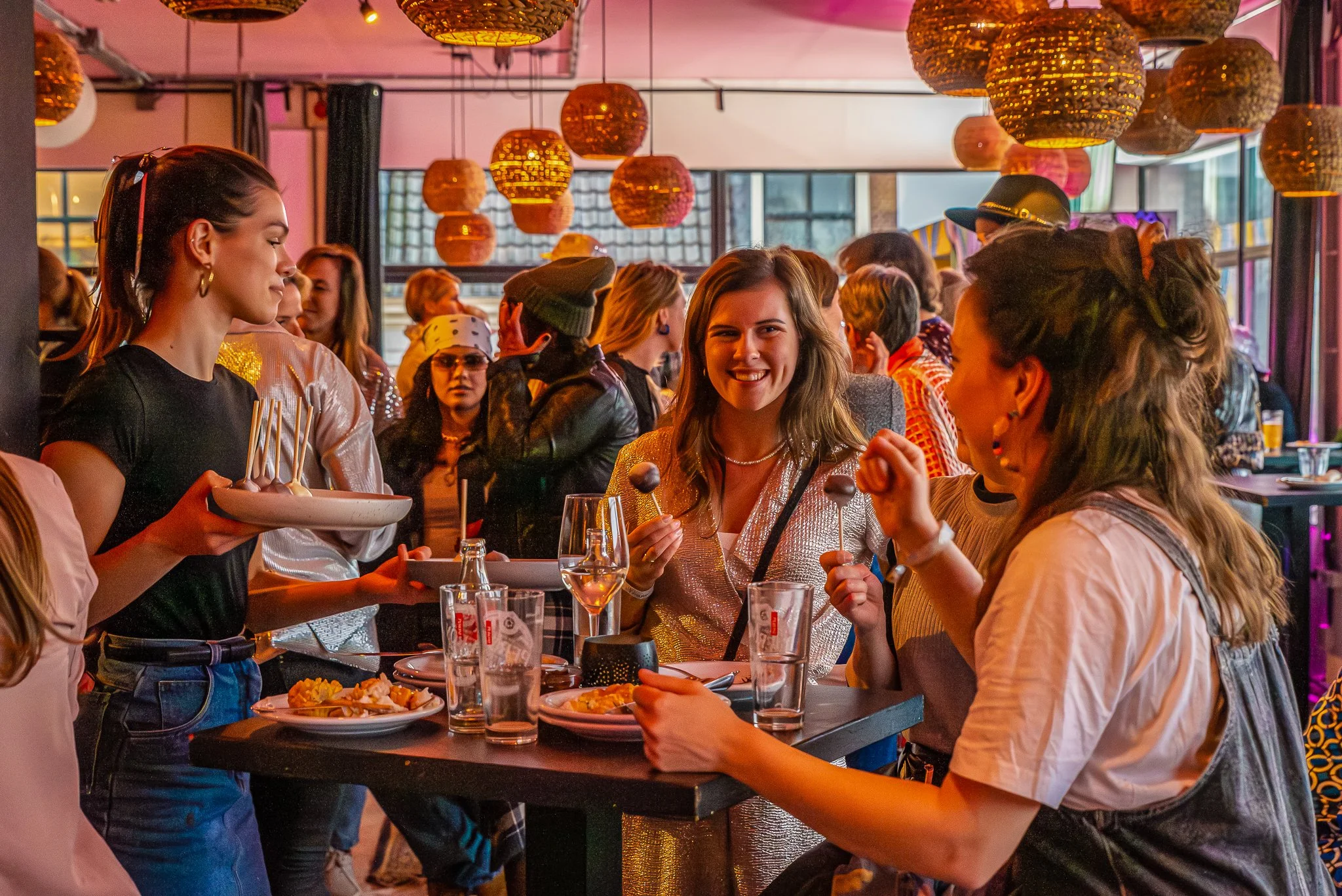 Gasten borrelen nog even na hun vergadering bij Bleyenberg in Den Haag