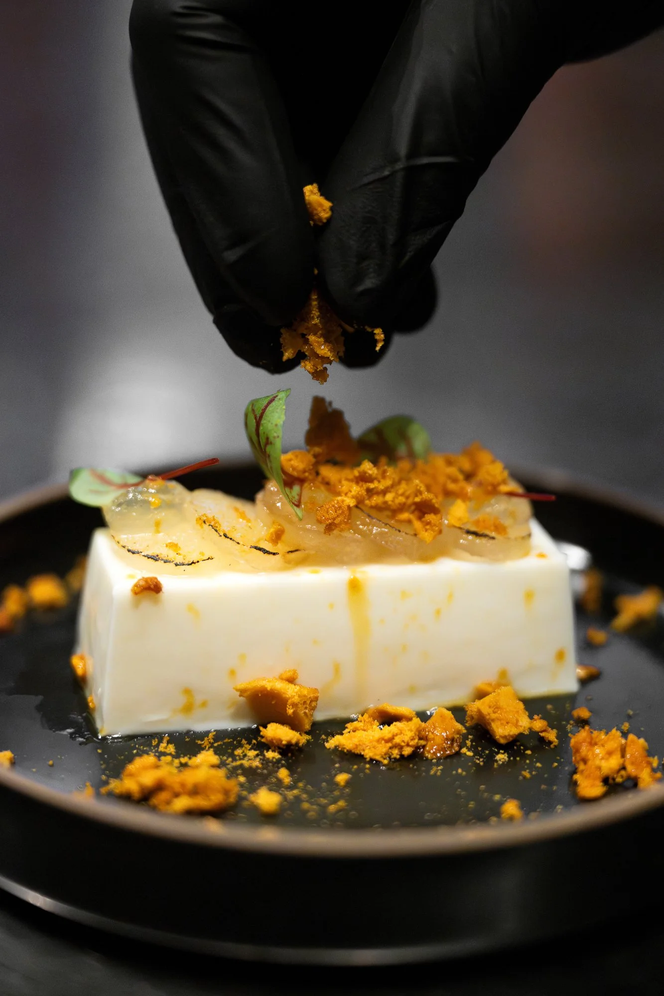 een dessert wordt bereid om geserveerd te worden in Bleyenberg BarBley