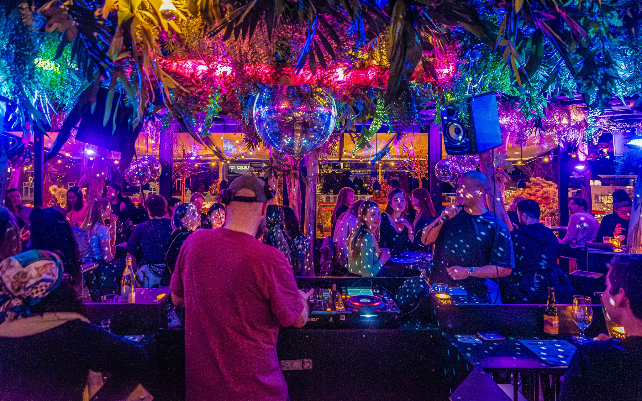 Dj bij bleyenberg op de rooftop bar