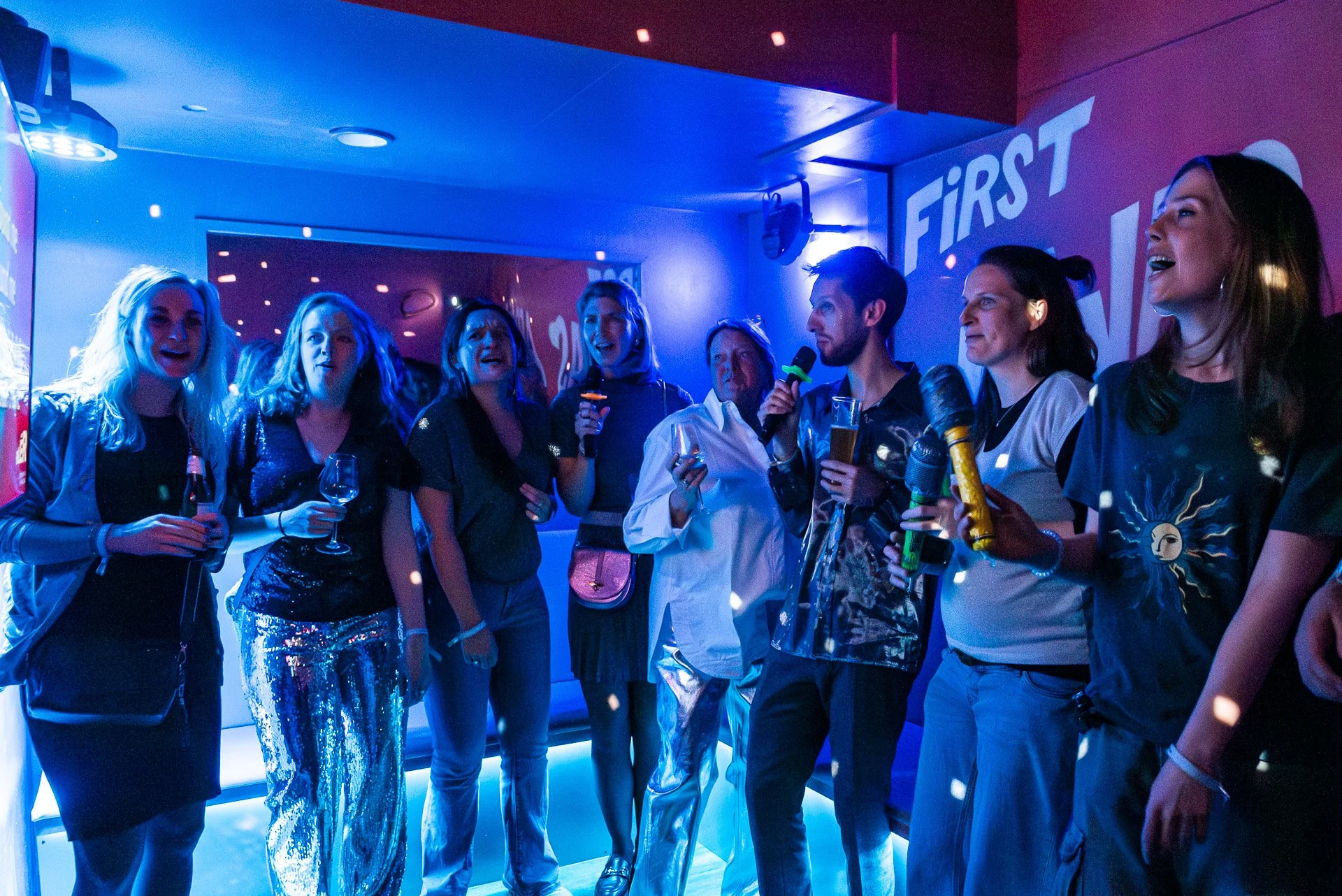 groep vrienden die een avondje uit zijn bij BLÊR privé karaoke in Den Haag