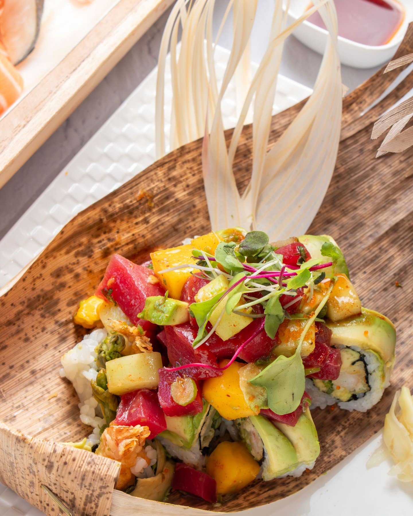 Where food meets art! 🔥 This is our FUJI ROLL: Shrimp tempura, tuna, avocado, mango, cucumber, scallion, our sweet spicy sour house kimchee sauce! 🐟🥭🍣 Today we OPEN between 5PM - 9:30PM! You are welcome to visit us! 🥢💙

#TheAlchemistSushi

&mda