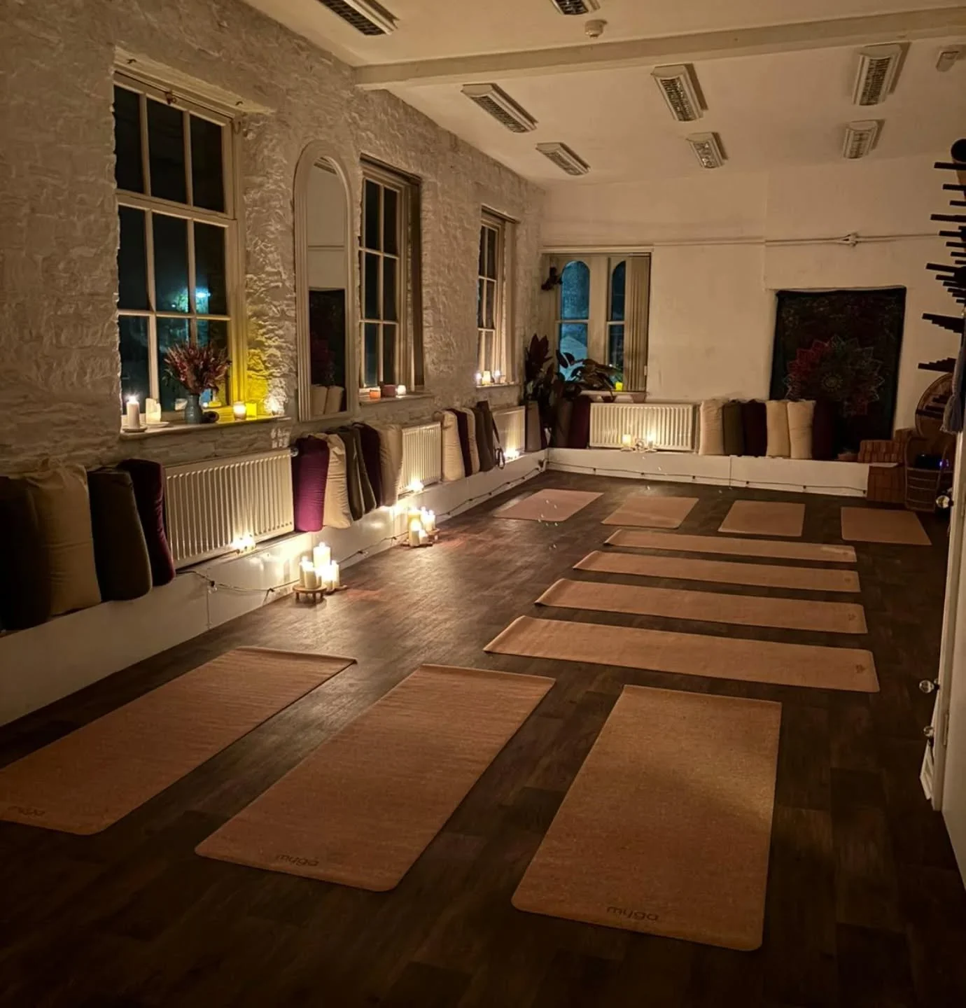 November evenings were made for yin ☯️✨️ 

Going inward and snuggling up to a bolster after sunset just hits different. Come along every Monday 7.15pm for an hour of stillness with Nancy @greencoyoga 

Book on www.pendlewellbeinghub.org/timetable 💚