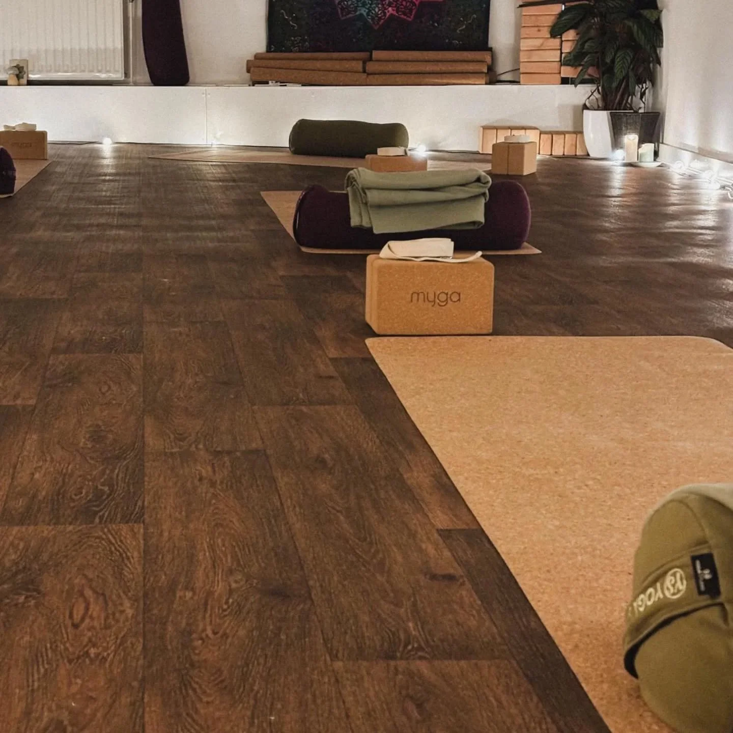 We're here helping you to de-stress all the way up to Christmas 💆&zwj;♀️🎄✨️ 

✨️ This Week at the Hub: ✨️

Thursday 4th - 
6pm Beginner Pilates
7.15pm Power Yoga 

Friday - 
6pm Pilates
7.15pm Event: Candlelight Yin &amp; Yoga Nidra Meditation

Mon