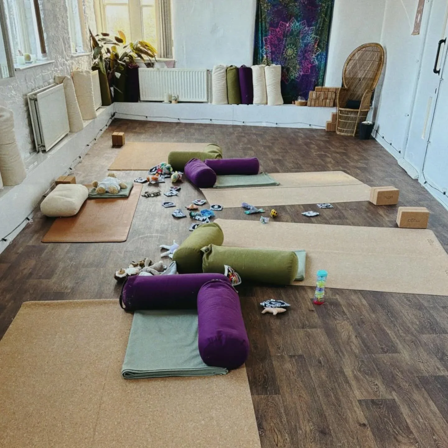 This week at the Hub 🌷🌷🌷 
(Pictured: Mum &amp; Baby yoga chaos 😅)

~Monday~
7.15pm Yin Yoga with @greencoyoga

~Tuesday~
7.15pm Yoga Flow with @floreo_yoga_and_coaching

~Wednesday~
9.30am Pilates with @innerbalance.lt
1.45pm Mum &amp; Baby Yoga 