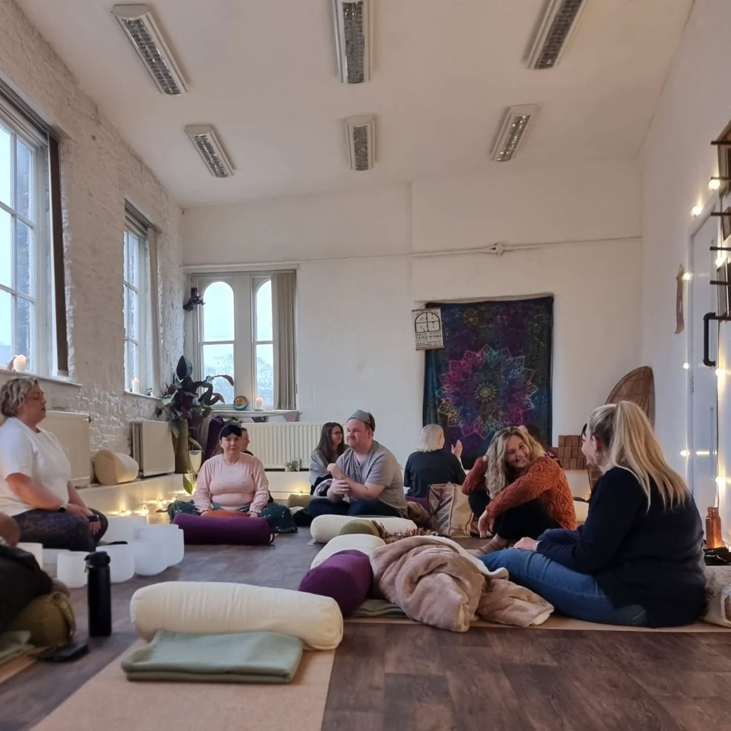 At this time of year most of our classes start in the sun and end at dusk and it's perfect ☀️🌜

Pictured is @sticsandstones soundbath this week on the pink moon.

This week -

@greencoyoga is in for Yin this Monday so you can unwind after a packed E