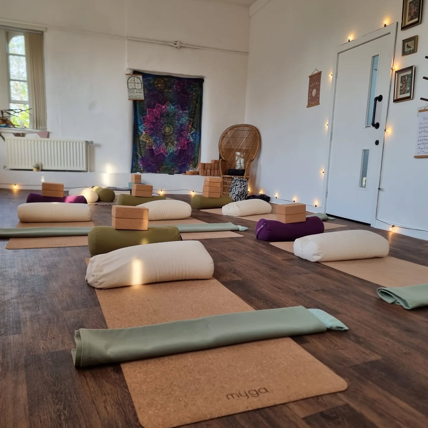 Props galore for our monthly restorative with @sarahleylaonyoga last night. An hour of absolute bliss. The next one is on the 24th June 💖🦋

Tonight we're getting active again with: 

Beginner Pilates at 6pm with @intuitivebody_yoga_movement 

Power