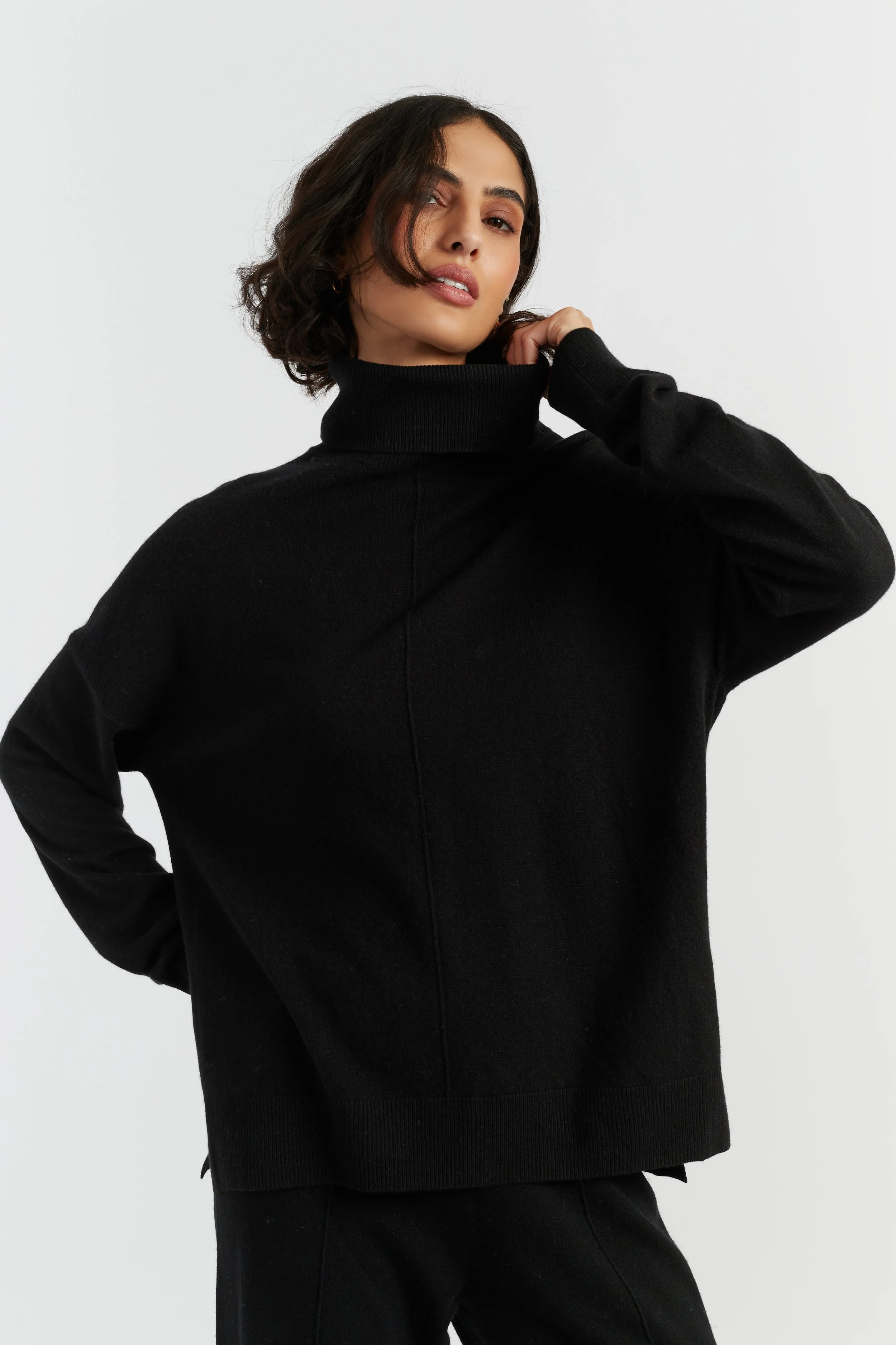 AUTUMN BASICS_KPS2321_THE RELAXED ROLL_BLACK_D.jpg