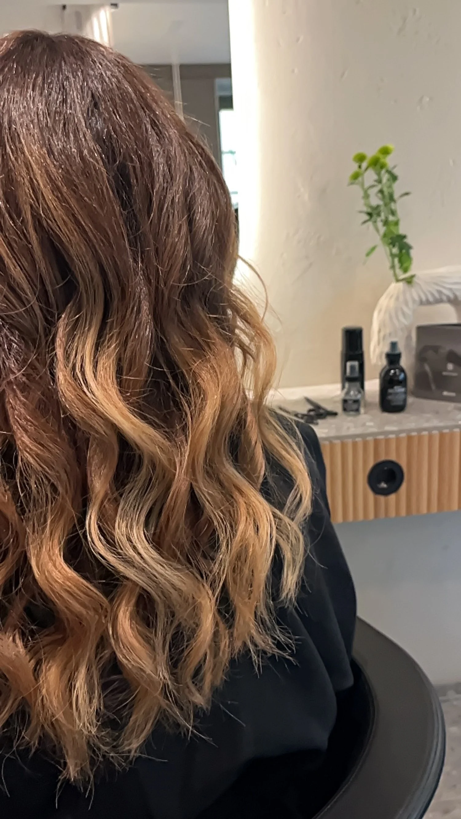 Farbverlauf mit brauner Haarfarbe. Balayage. Strähnentechnik. Freihandtechnik. Der Salon, Friseursalon in Esslingen. Spezialist für Haarfarbe in  Esslingen.