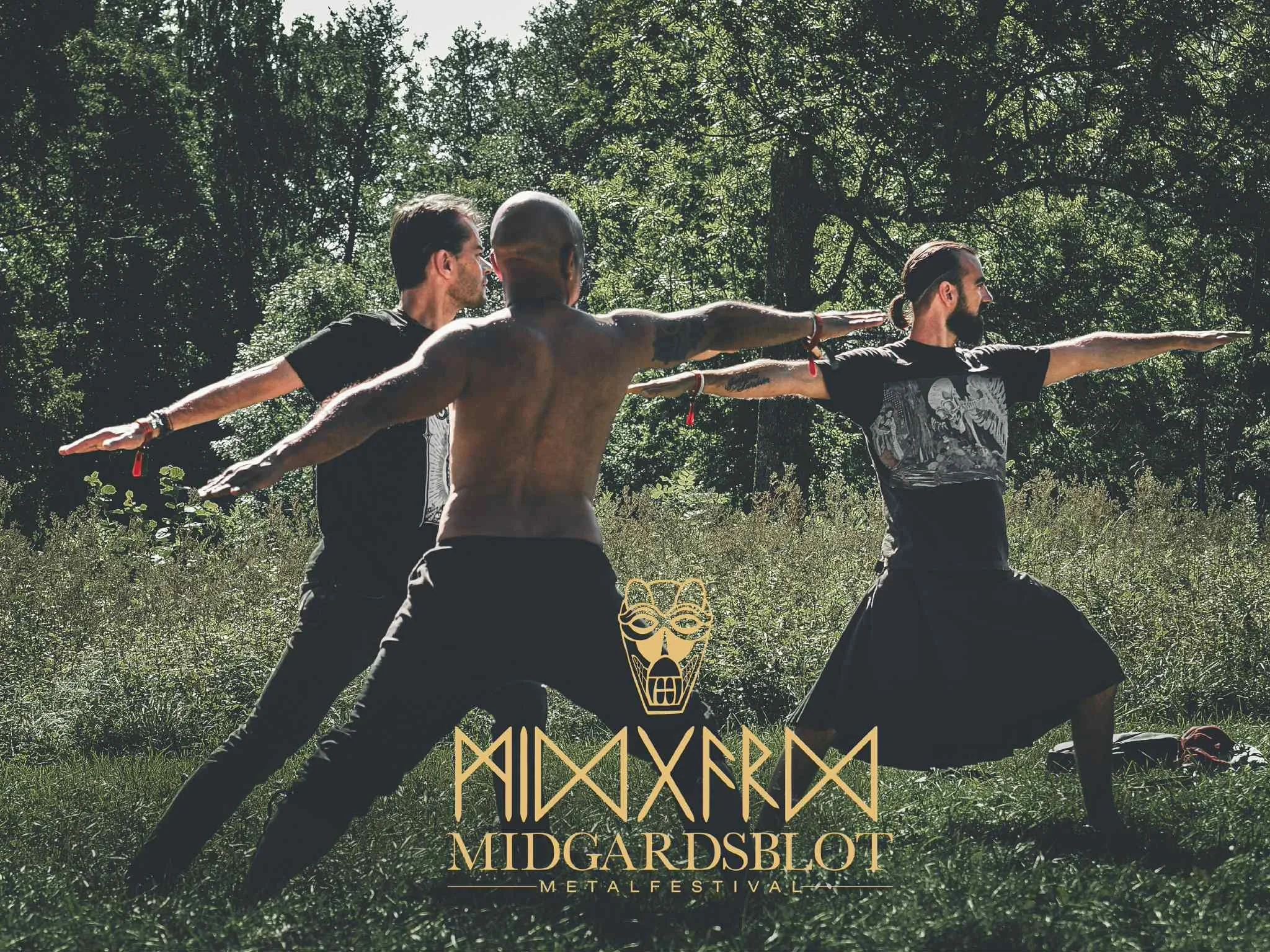Trois hommes pratiquant le yoga en position de guerrier dans un champ en forêt, avec le logo et le texte 'Midgardsblot Metal Festival' en bas de l'image.